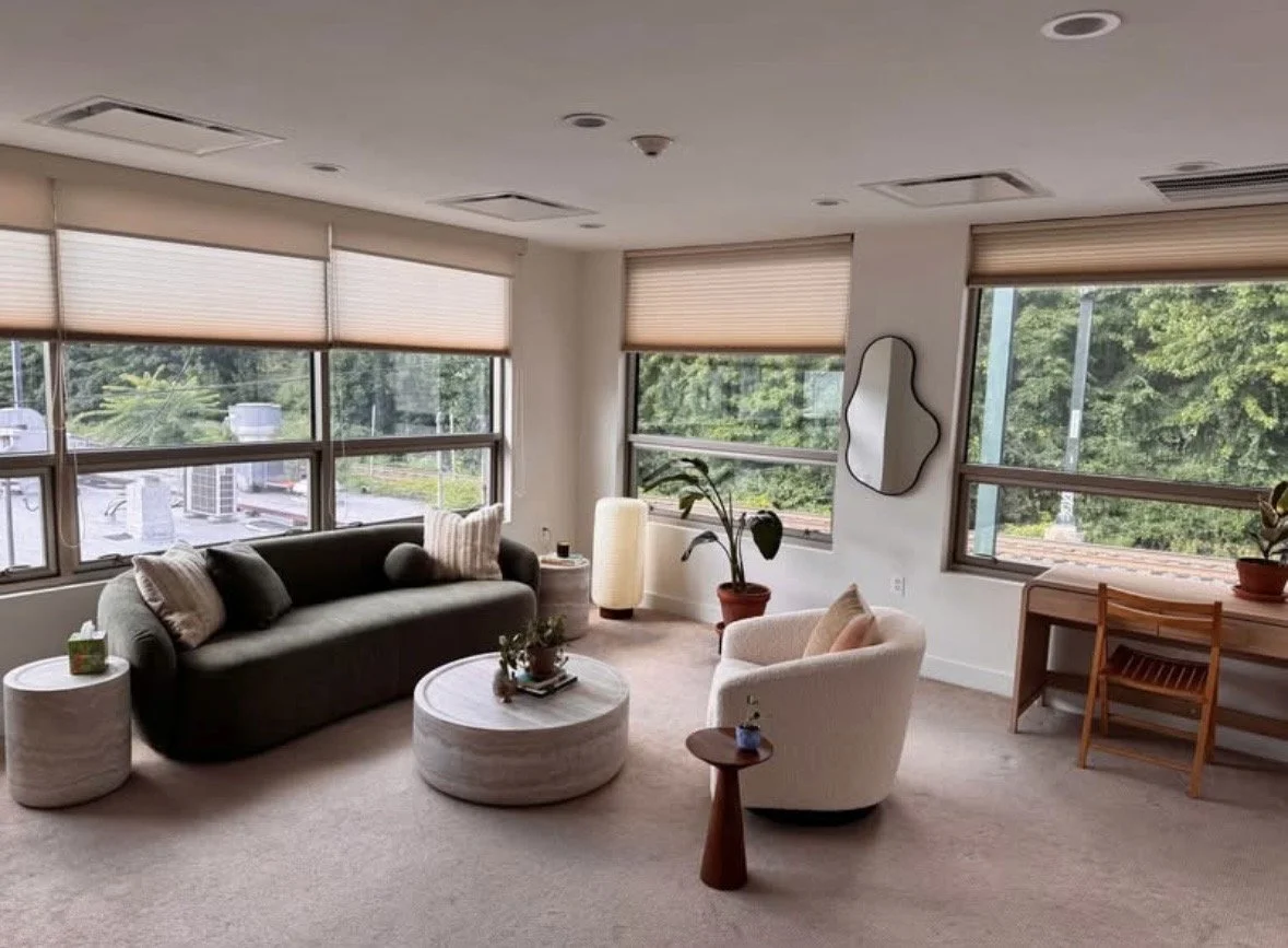 Nuestra oficina privada, con luz natural y vista a los árboles.