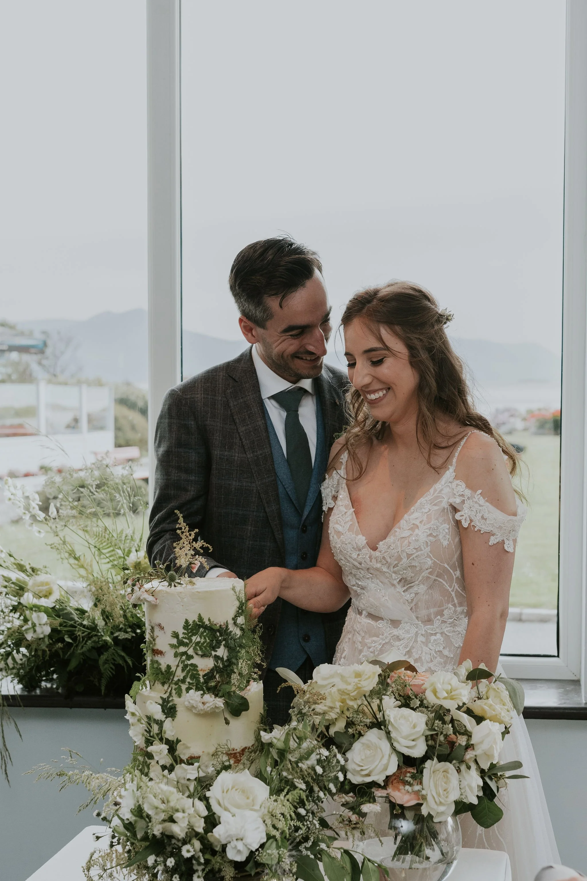 Happy couple cutting floral cake