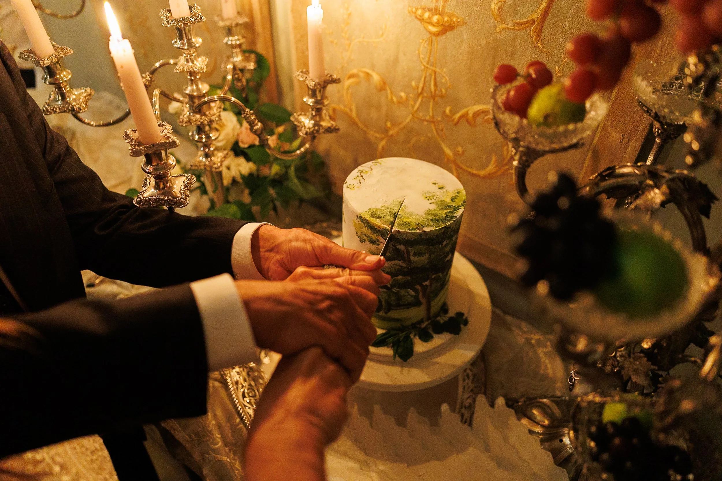 Cake cutting wedding flowers