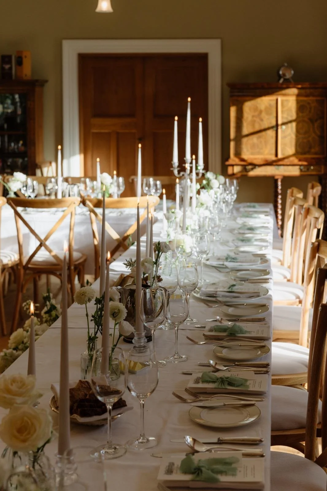 Dining room wedding flower setup