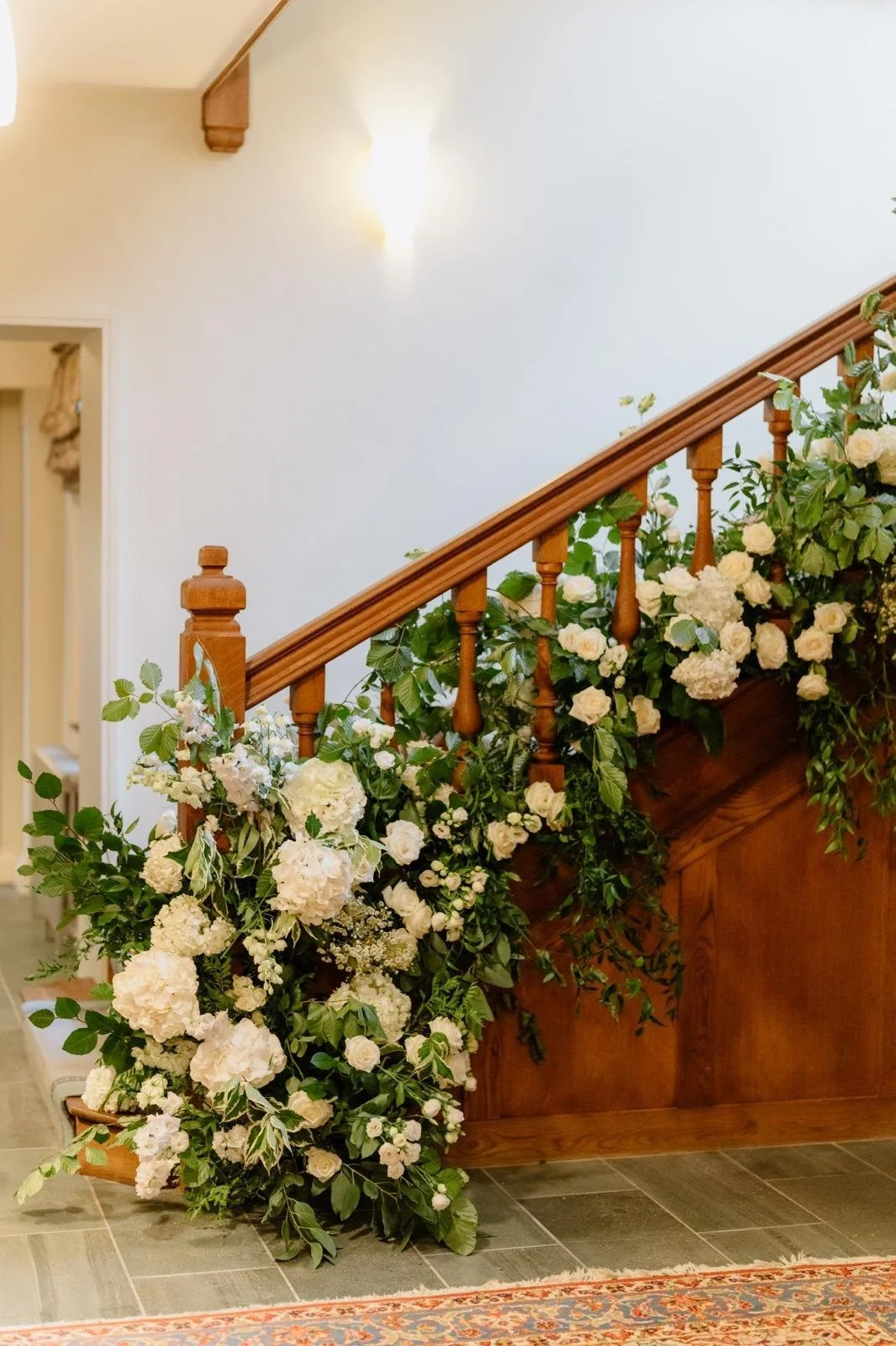 Stairway flowers, natural wedding flower decor in white and green. 