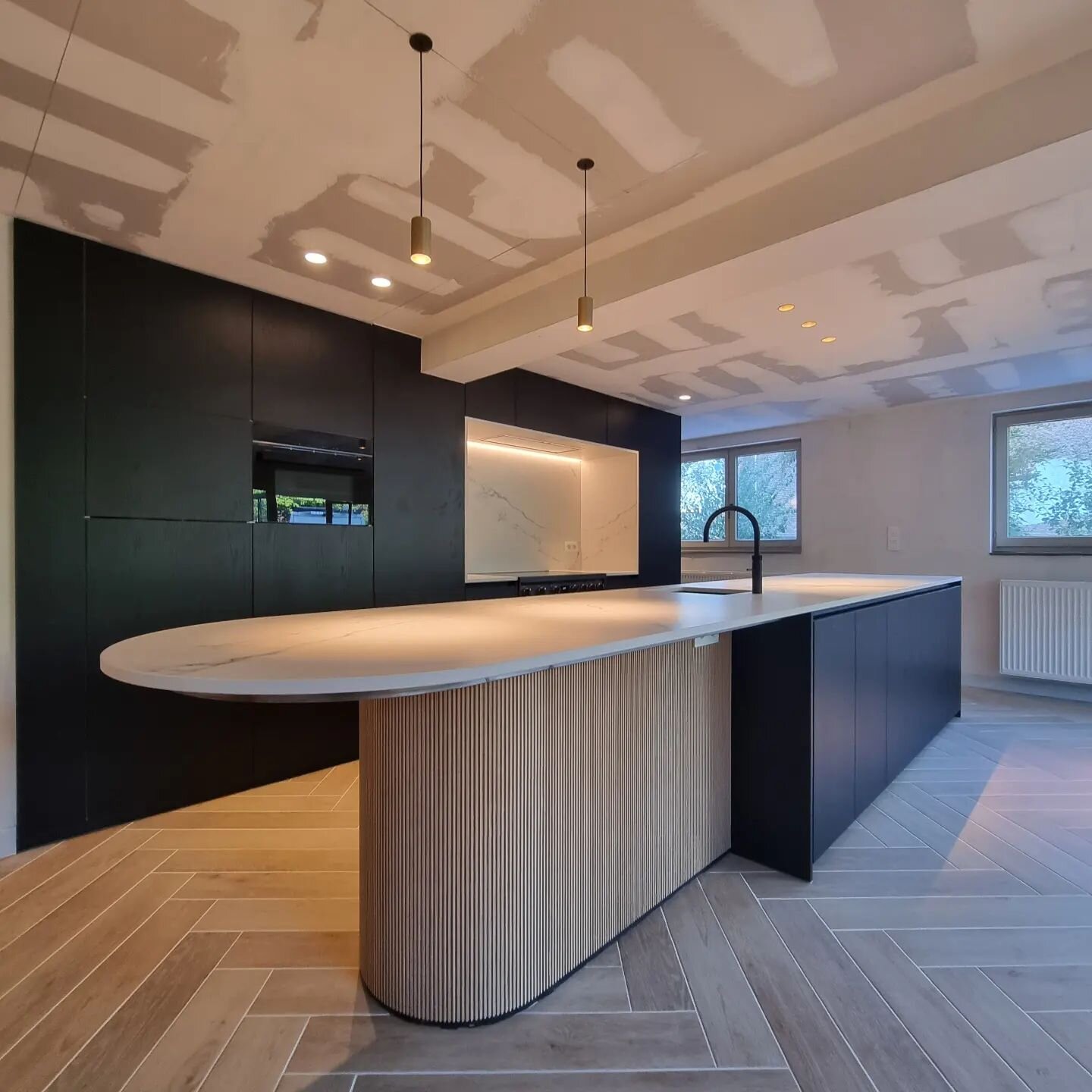 Deze week werd de steen geplaatst, hebben we hier de laatste zaken kunnen afwerken en zo weer een mooie keuken mogen opleveren... 💪😍 

Happy customer, happy me! 🥳

#keukenopmaat #keuken #kitchen #kitchendesign #interieur #interior #madeinbelgium  