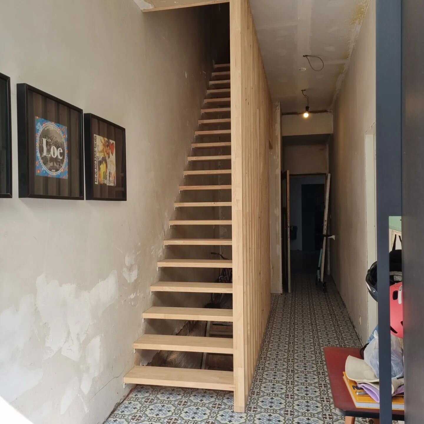 Deze week werd er nog hard doorgewerkt om dit mooie pareltje toch af te krijgen!! Ook de leuningen op de eerste en tweede verdieping werden mee vervangen in dezelfde stijl als de trap! 😍

#Interieur #interior #staircase #stairs #trappen #trappenhal 