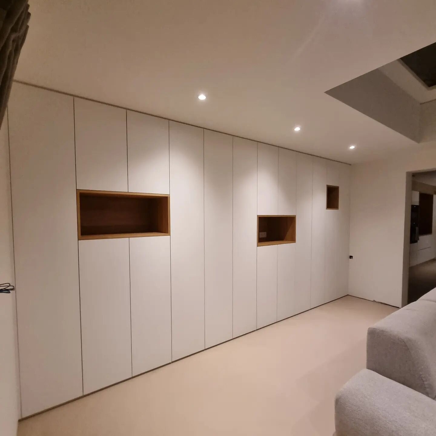 Deze knappe kast werd vorige week afgewerkt!! Love it! 😍
Inladen en genieten van de aankomende feestdagen, (en de nieuwe kast 😉) denk ik dan! 😁

#maatwerk #maatkasten #kastopmaat #madeinbelgium #woodwork #houtwerk #shinnoki #shinnokinaturaloak #oa