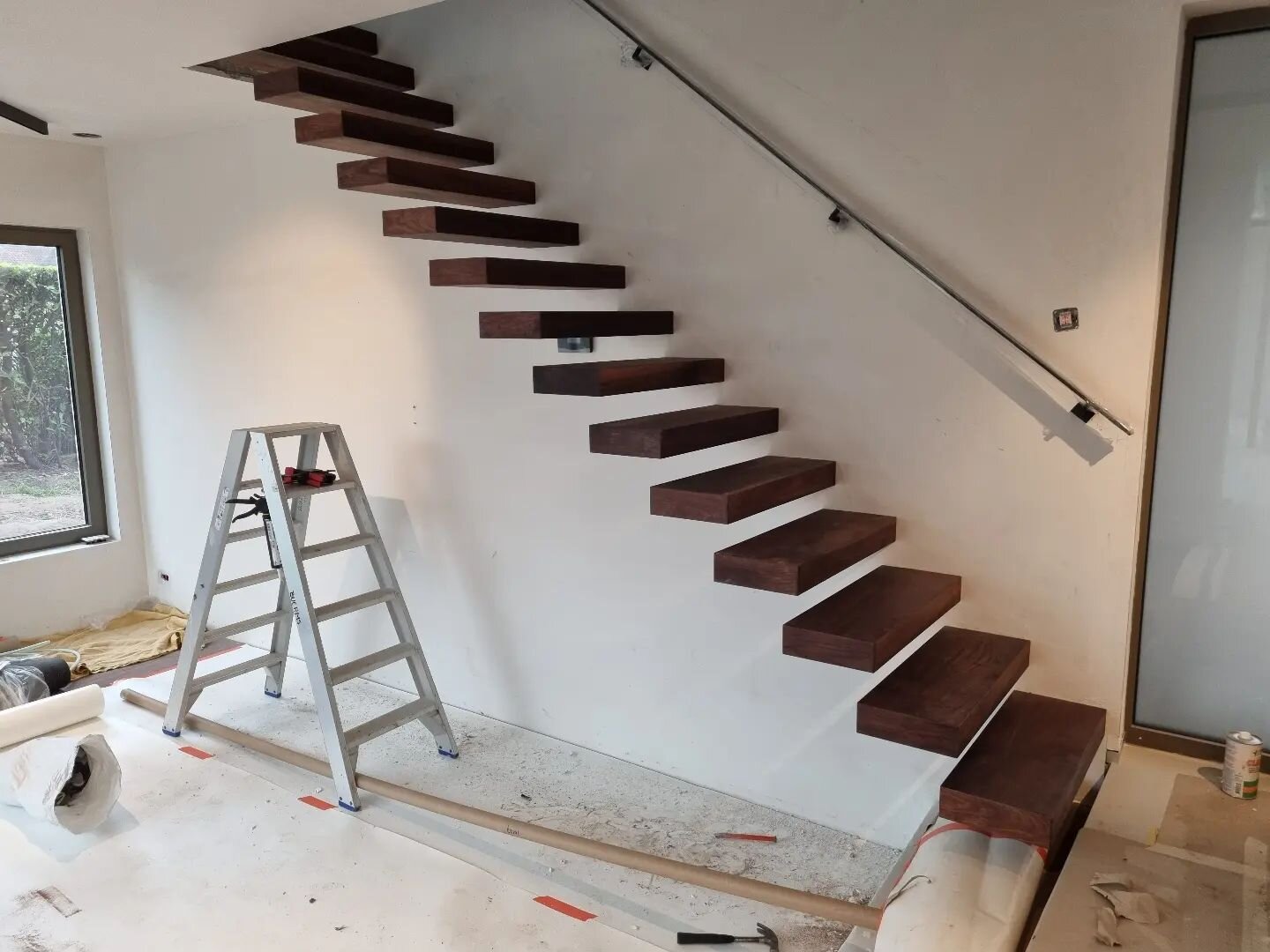 Gisteren eindelijk deze knapperd mogen installeren! 😍

#woodwork #Maatwerk #trappen #zwevendetrappen #staircase #floatingstairs #walnoot #walnut #interior #interieur