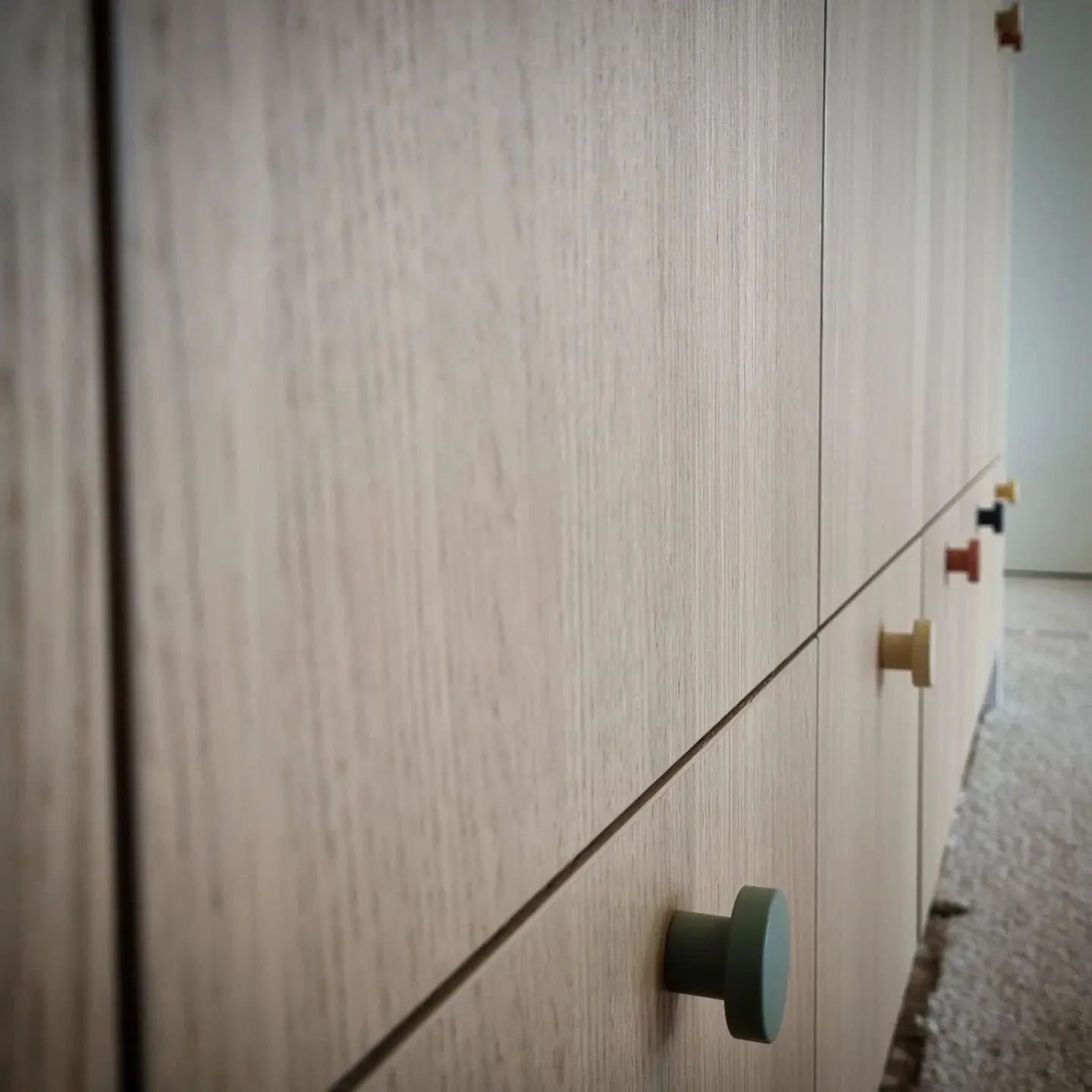 Have a colorfull weekend! 😊

Groetjes uit de Panne... 👋

#doorhandles #deurgrepen #kleurindekeuken #eikfineer #oakveneer #kitchendesign #maatwerk #woodwork #interieur #interior