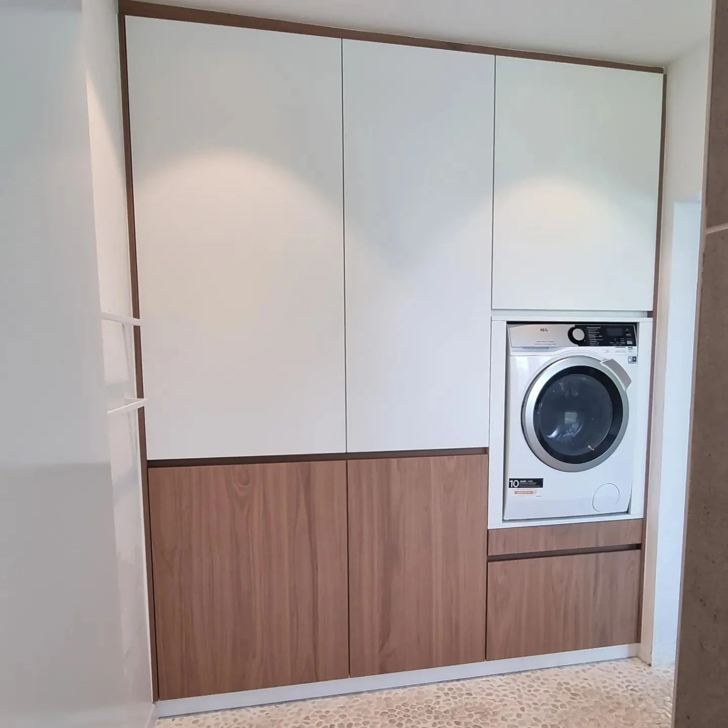 Deze maatkast werd nog net voor de vakantie afgewerkt en goedgekeurd. 😍

Met deze prachtige kast in de poolhouse, werkten we de technieken weg, plaatsten we de wasmachine op hoogte met onderliggend een tabletlade om je wasmand op te zetten tijdens h