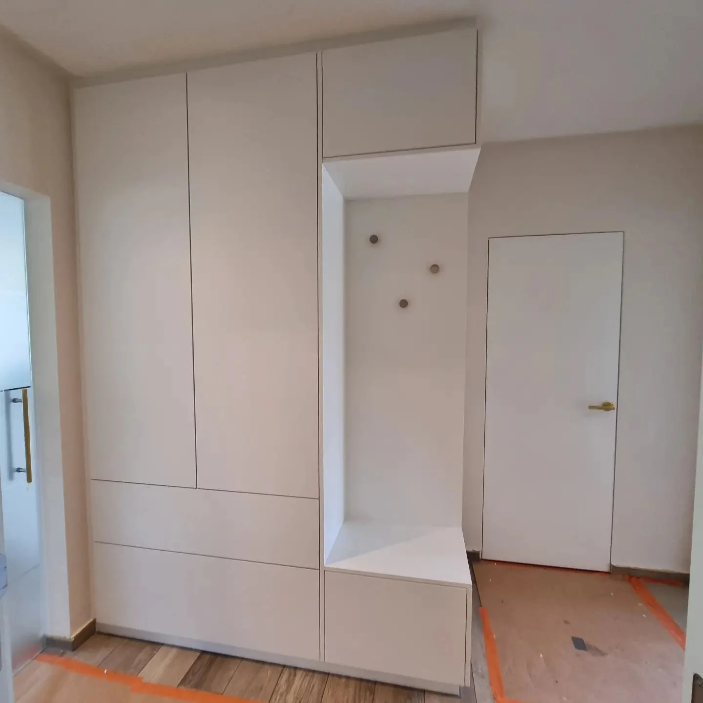 Deze kast in de inkom van het appartement van onze klant mochten we ook nog plaatsen v&oacute;&oacute;r de vakantie.

Ruimte voor schoenen, jassen, tassen, enzovoort. Zelfs een klein bankje om je schoenen aan te doen.  Aan de zijde nog plaats voor he