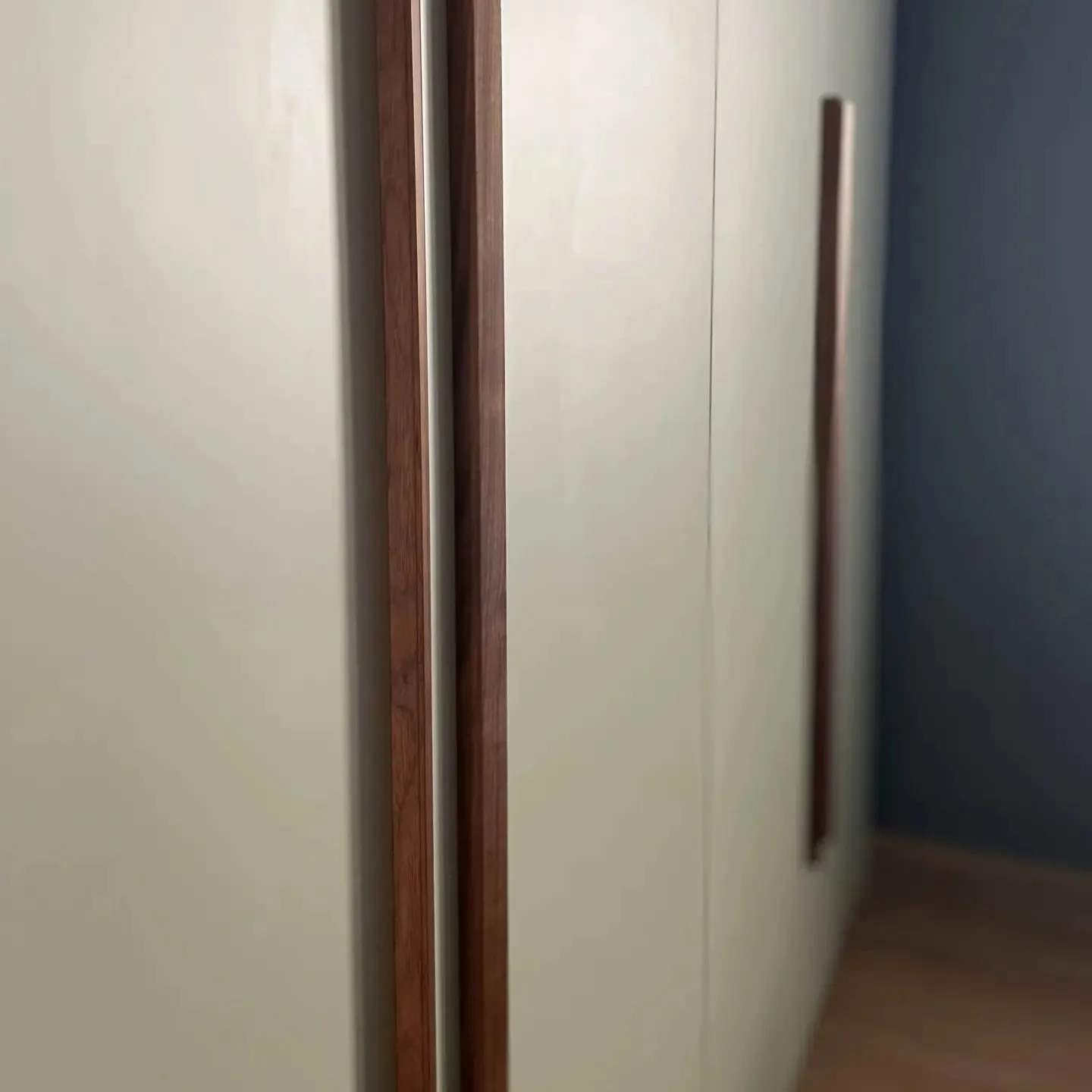 Deze week mochten we 2 kasten plaatsen in de slaapkamer van Manon en Junior. 

Veel opbergruimte en zachte kleuren, afgewerkt met warme houten handgrepen. Gezelligheid en rust in een ruimte waar het nodig is. 🧘🛌💆&zwj;♂️

#maatwerk #madeinbelgium  