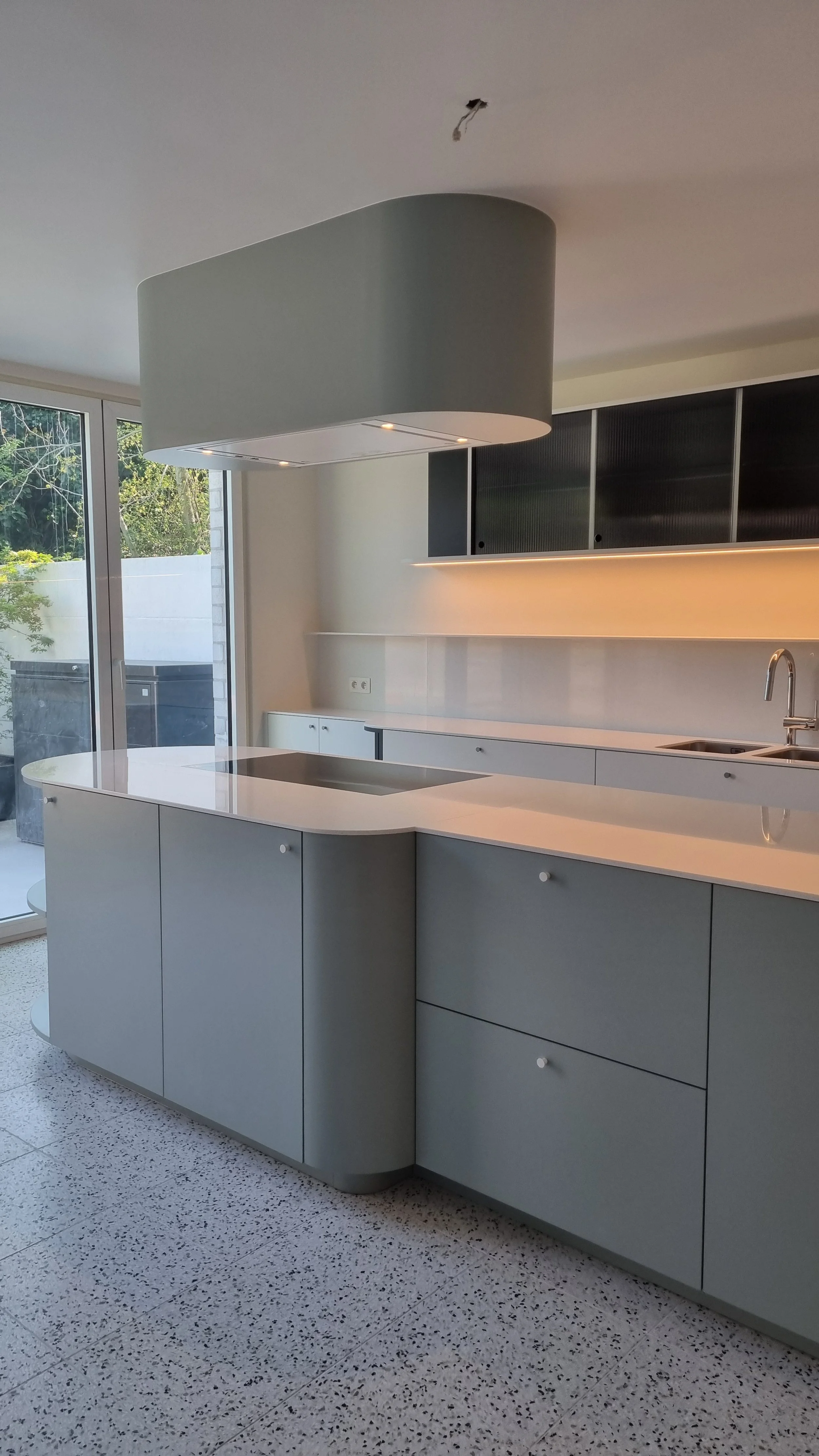 Keuken met gebogen accenten