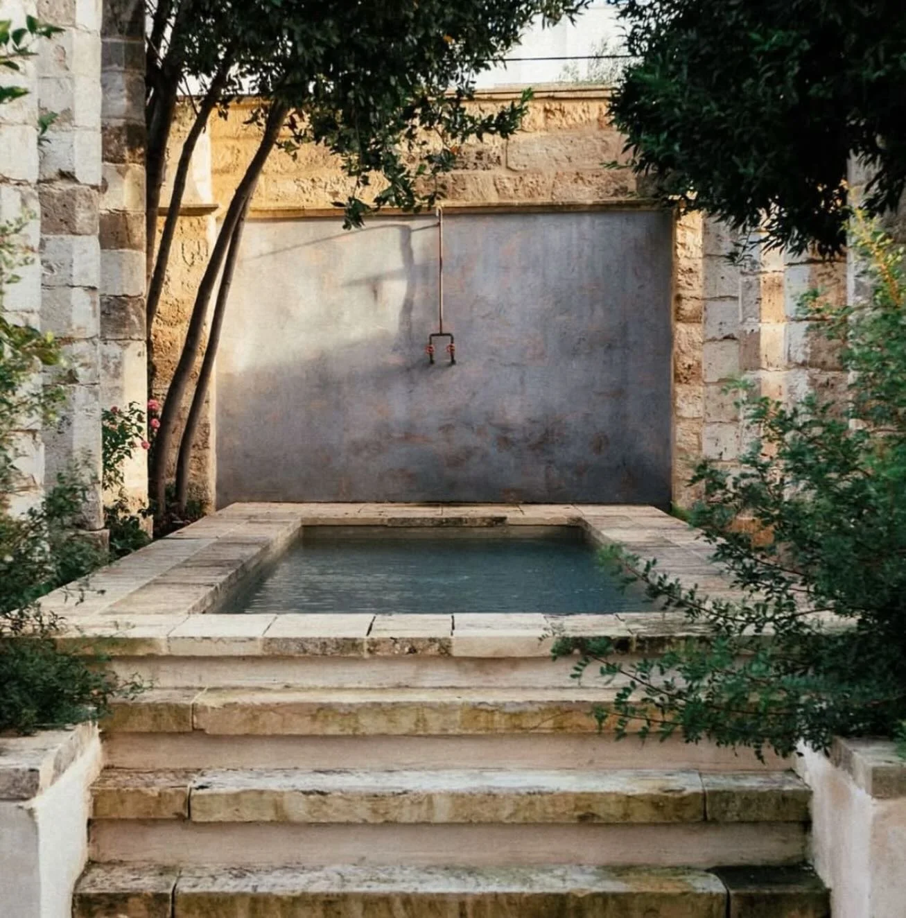 Courtyard pool perfection 💦