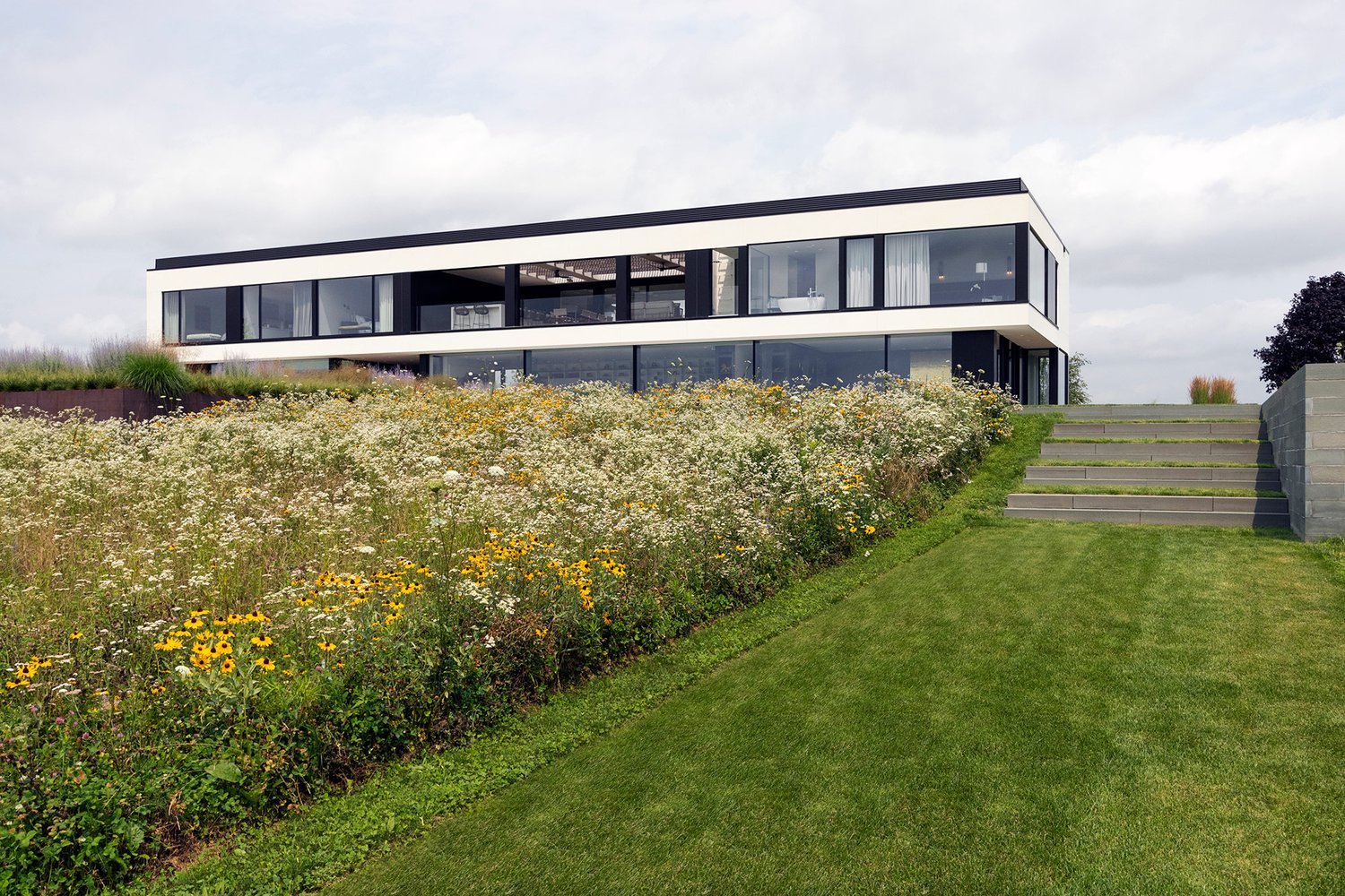 84_res4-resolution-4-architecture-millbrook-residence-modern-home-new-york-hudson-valley-custom-high-end-residential-wagner-hodgson-landscaping-main-house-1.jpg