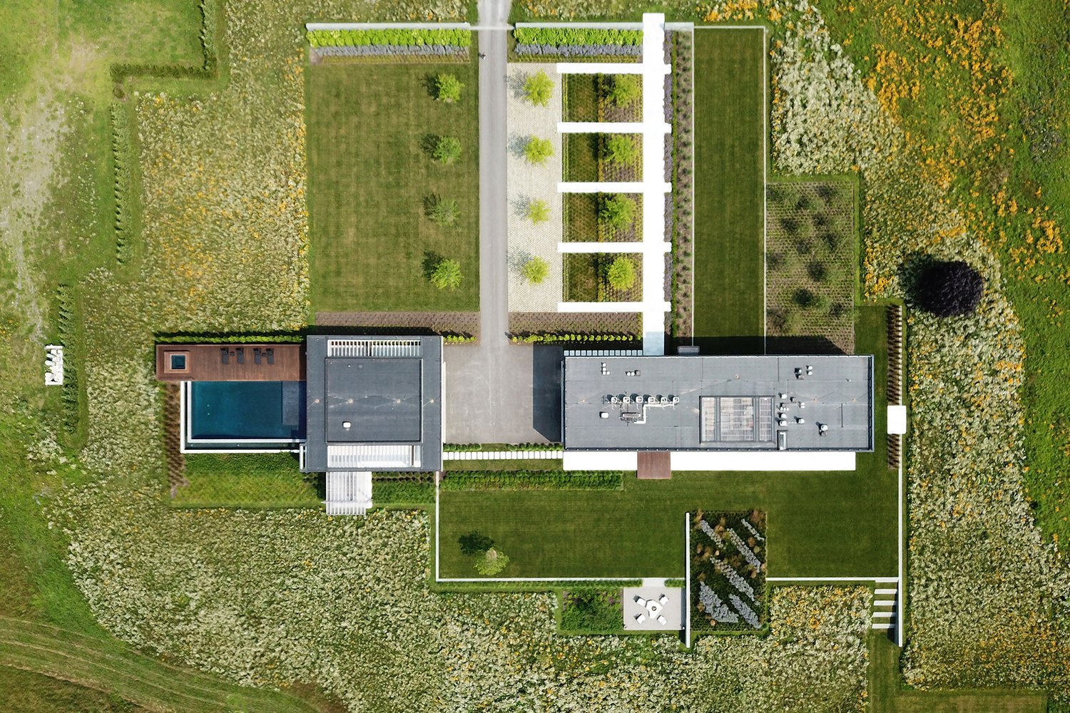 84_res4-resolution-4-architecture-millbrook-residence-modern-home-new-york-hudson-valley-custom-high-end-residential-drone-aerial-top-view.jpg