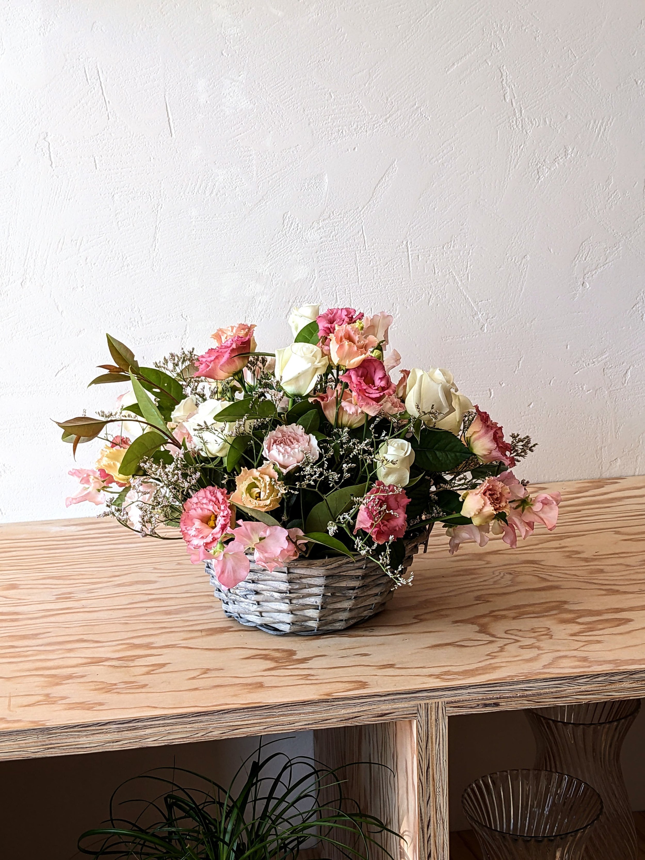 Composition de fleurs de saison dans un panier