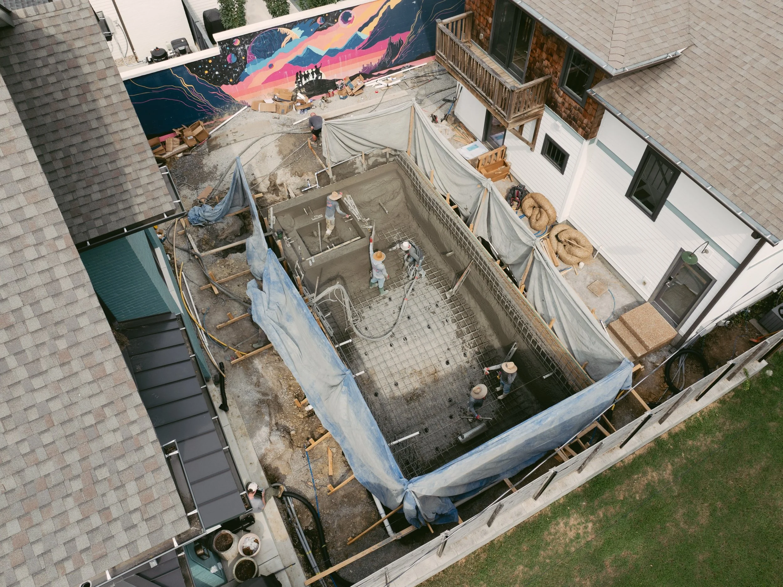 Tight space. Big plans. 🤞
Our crew is installing a custom gunite pool right here in Nashville, proving you don&rsquo;t need a massive backyard to make a major upgrade. Smart planning, skilled execution, and a crew that knows how to make every inch c
