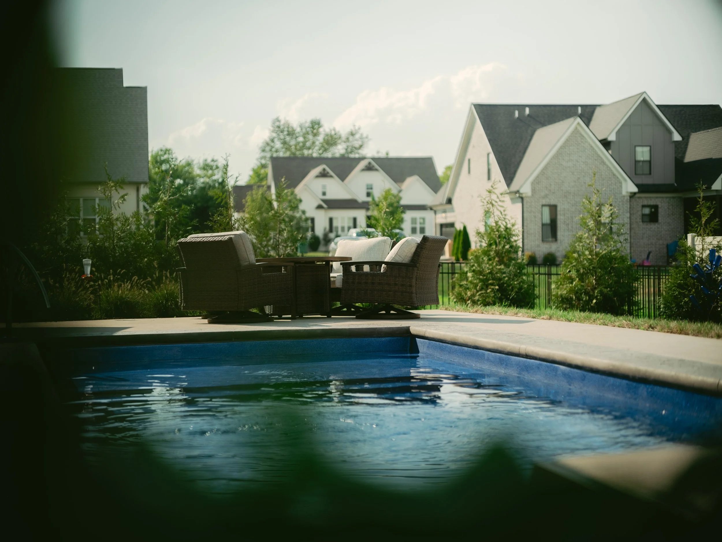 Big backyard? Optional.
Pool days? Non-negotiable.

This project proves you don&rsquo;t need acres of space to create a backyard worth spending all summer in. A clean pool design, plenty of room to lounge, and a setup that makes every square foot cou