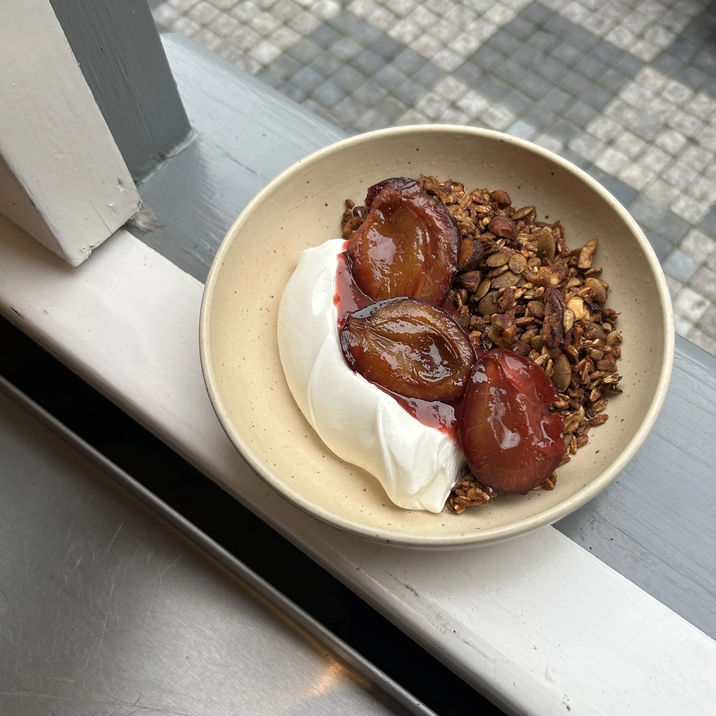 Řeký jogurt, ořechová granola, pečené švestky