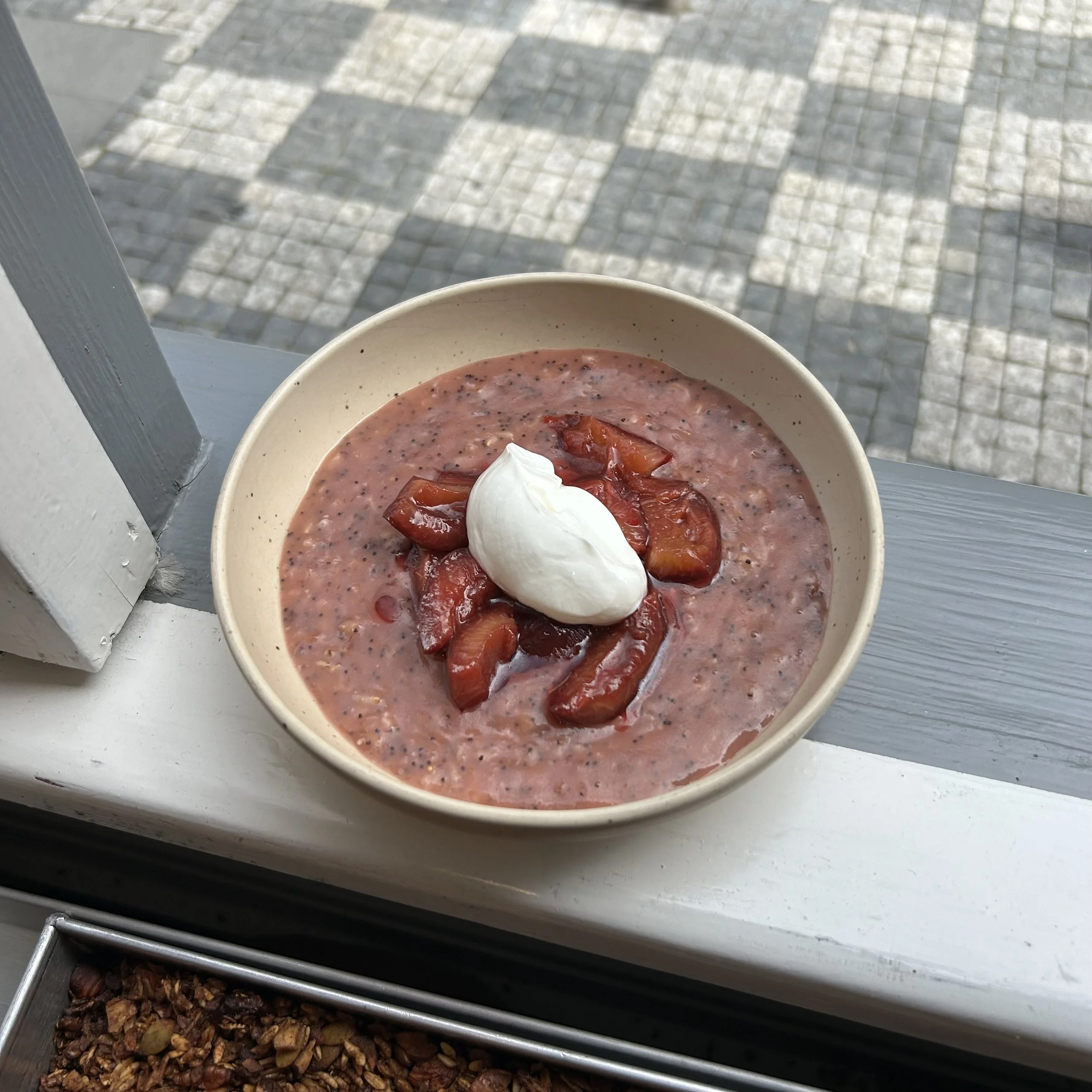 Švestková ovesná kaše s mákem, bílým jogurtem a pečenými švestkami