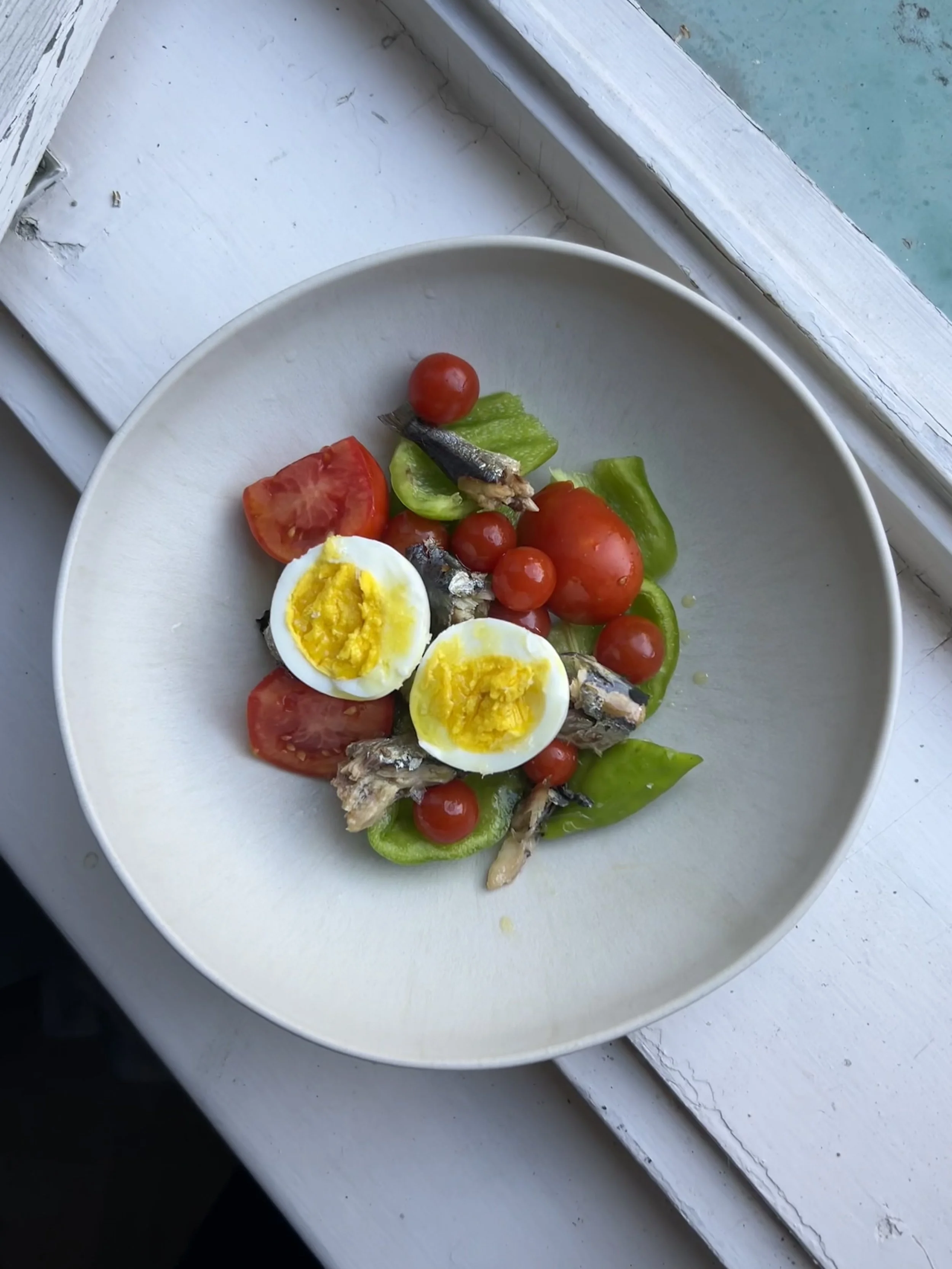 Salát, sardinky, vejce