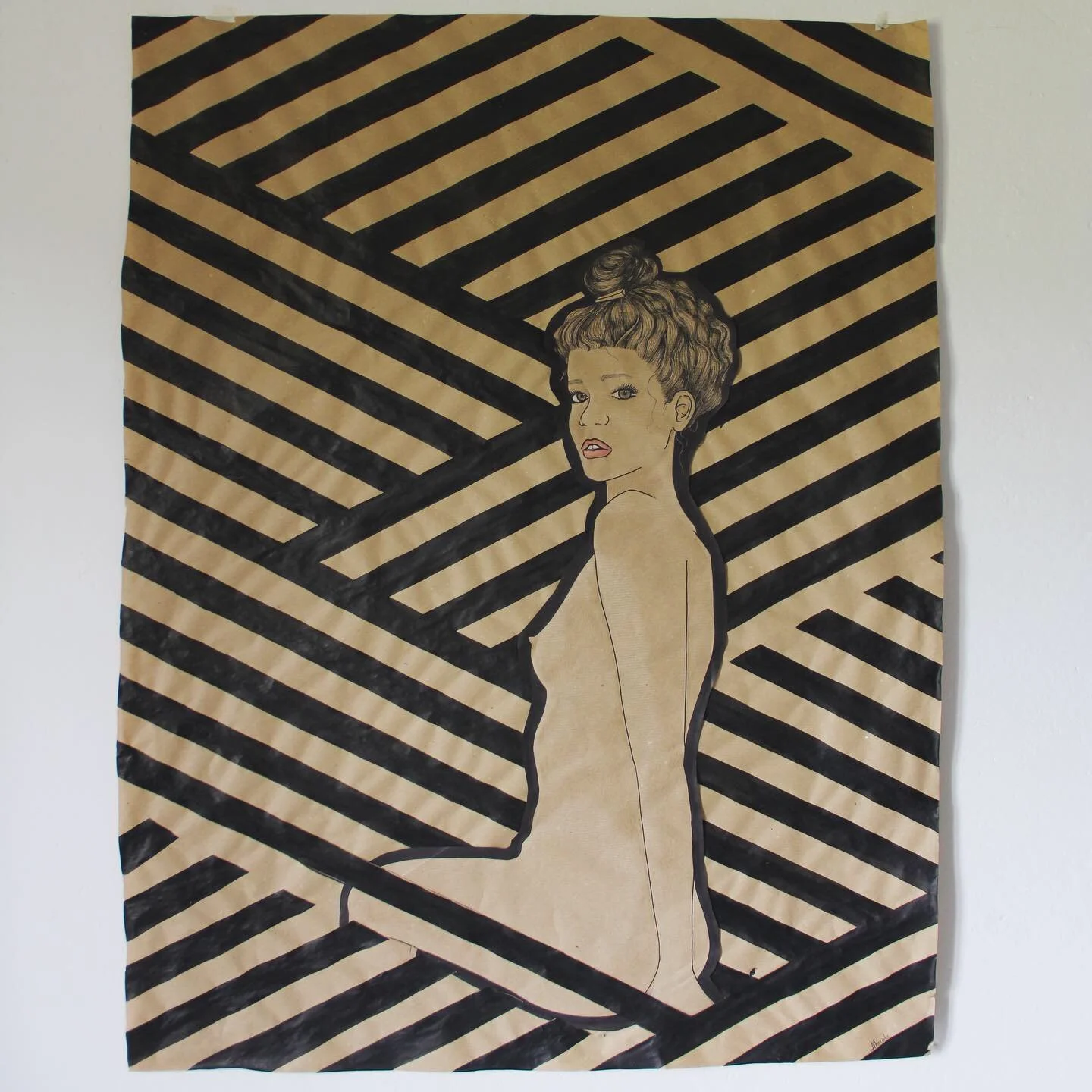 Dipinto di una donna con i capelli raccolti, con uno sfondo di linee nere diagonali su uno sfondo beige