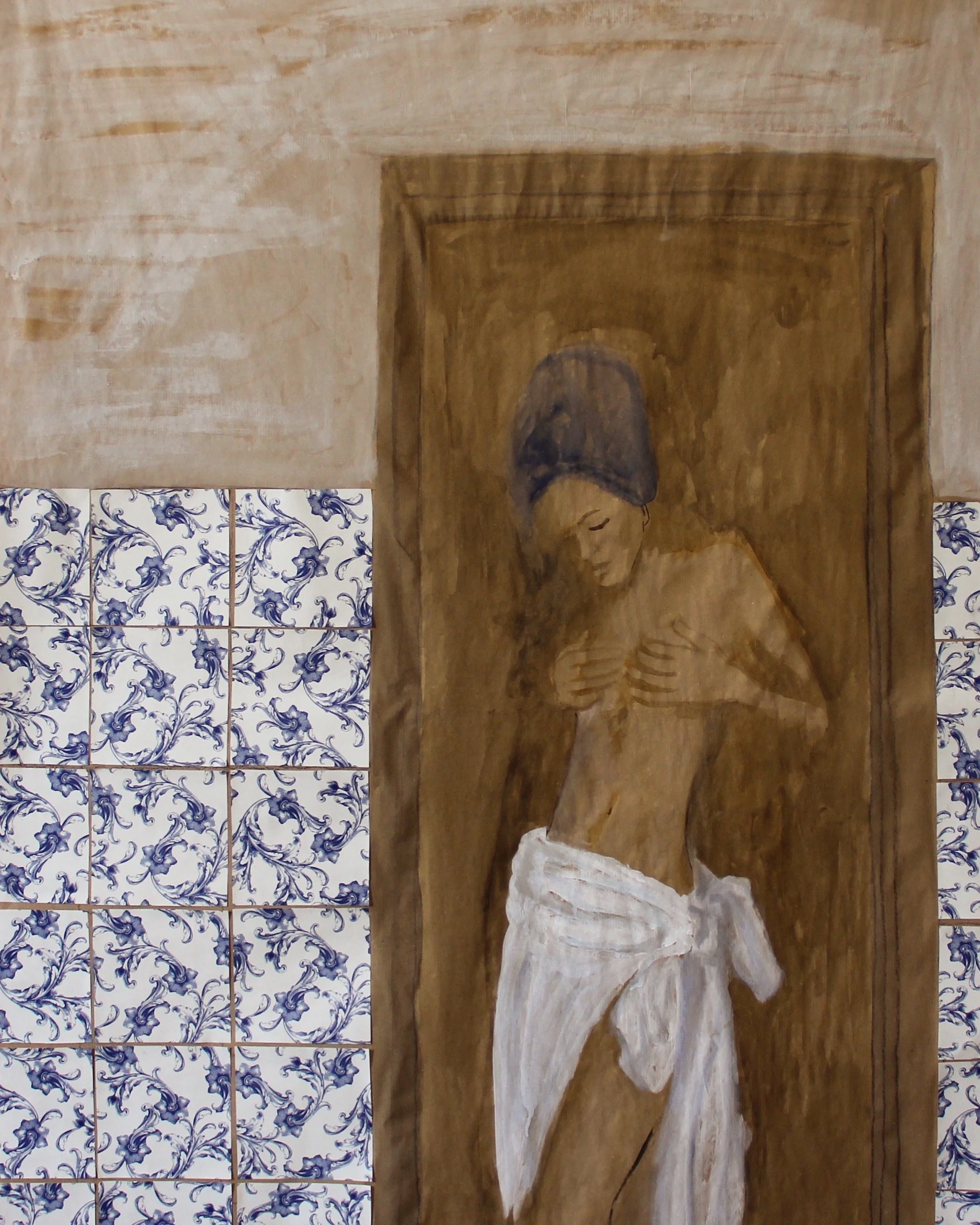Dipinto che raffigura una donna seduta con una maglietta bianca e il volto semi-nascosto, con decorazioni di piastrelle blu e bianco sullo sfondo.