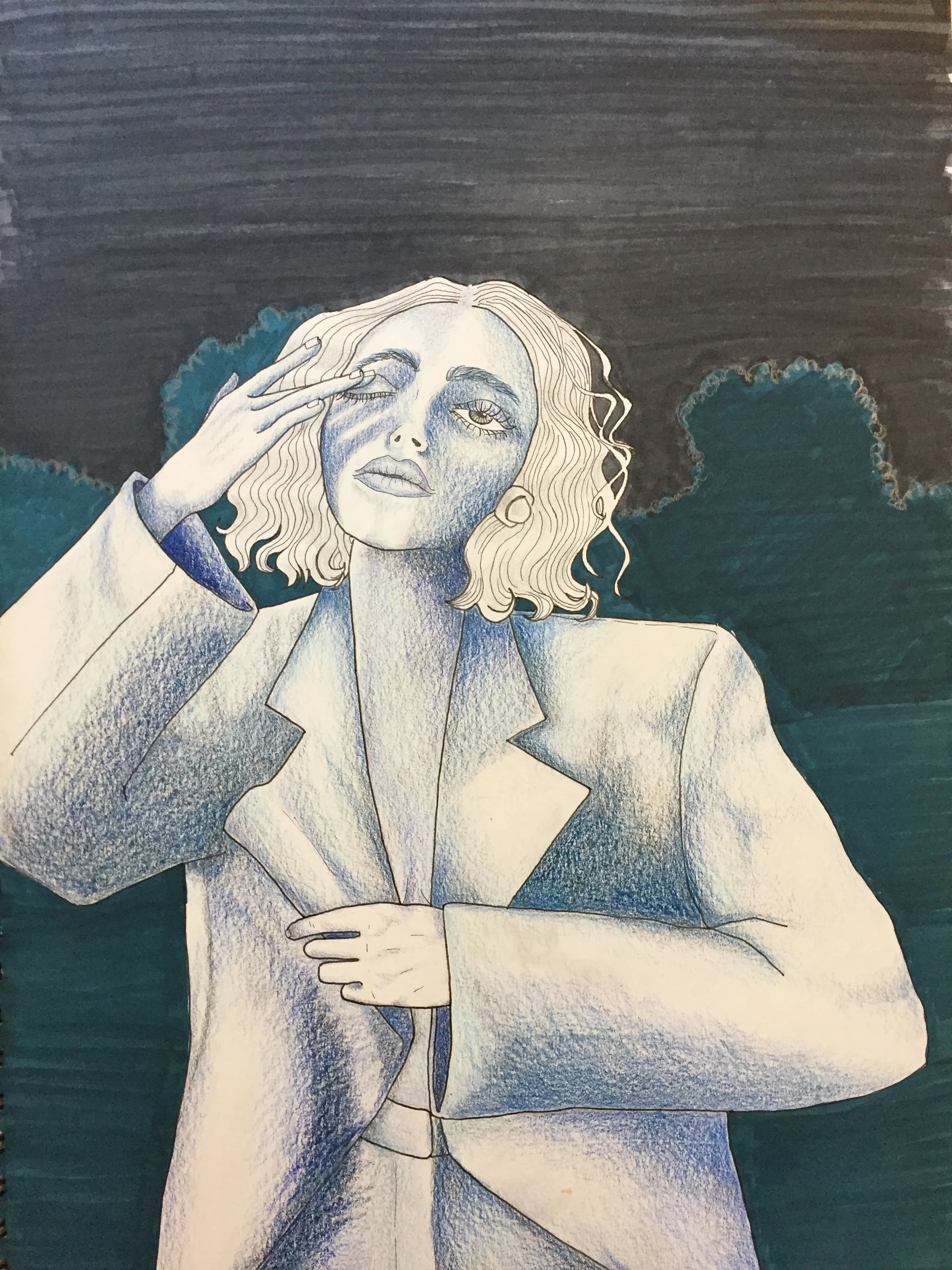 Ritratto di una donna con capelli riccioli e occhi chiusi, che regge una tazza. Sfondo blu con nuvole simili.