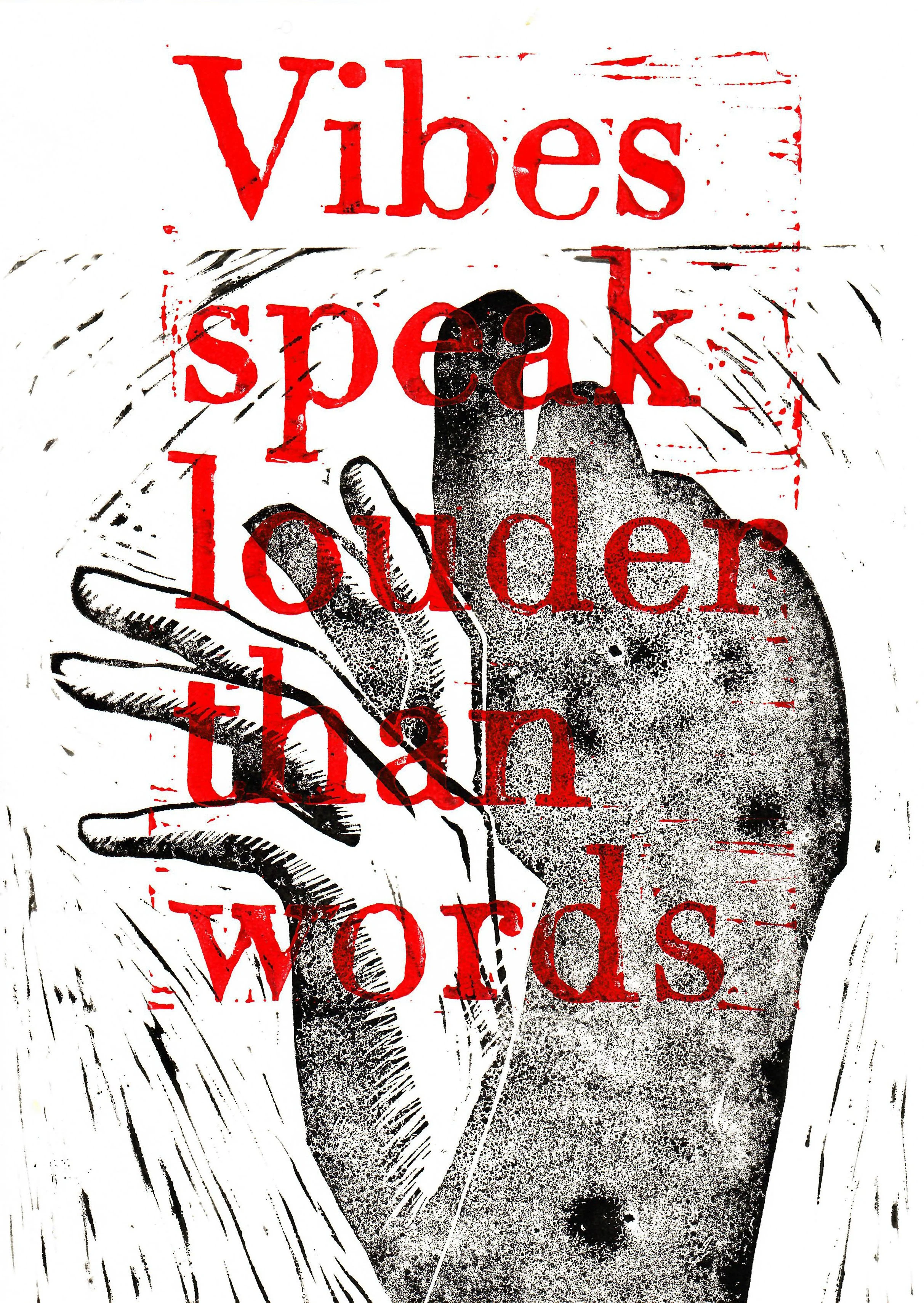 Immagine artistica di un cuore umano stilizzato con una mano che lo sostiene. Sopra il cuore ci sono le parole 'Vibes', 'speak', 'louder', e 'words' scritte in rosso.