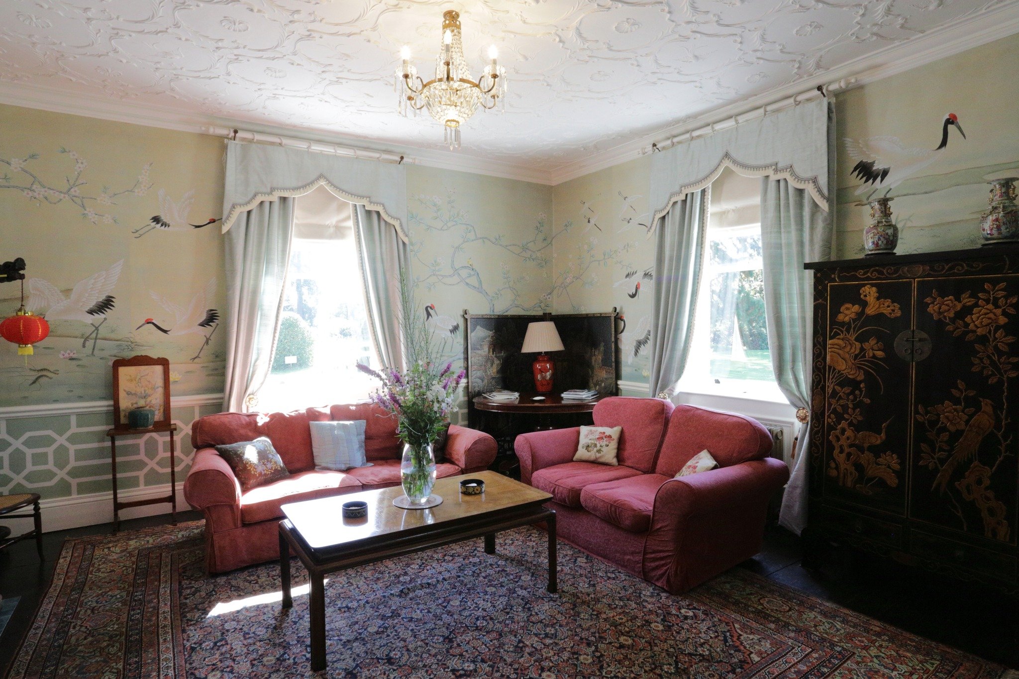 This half of the Withdrawing Room is perfect for catching up with all your friends and family, and enjoy a cup of tea.

#familygettogether #holidayhouse #elegance