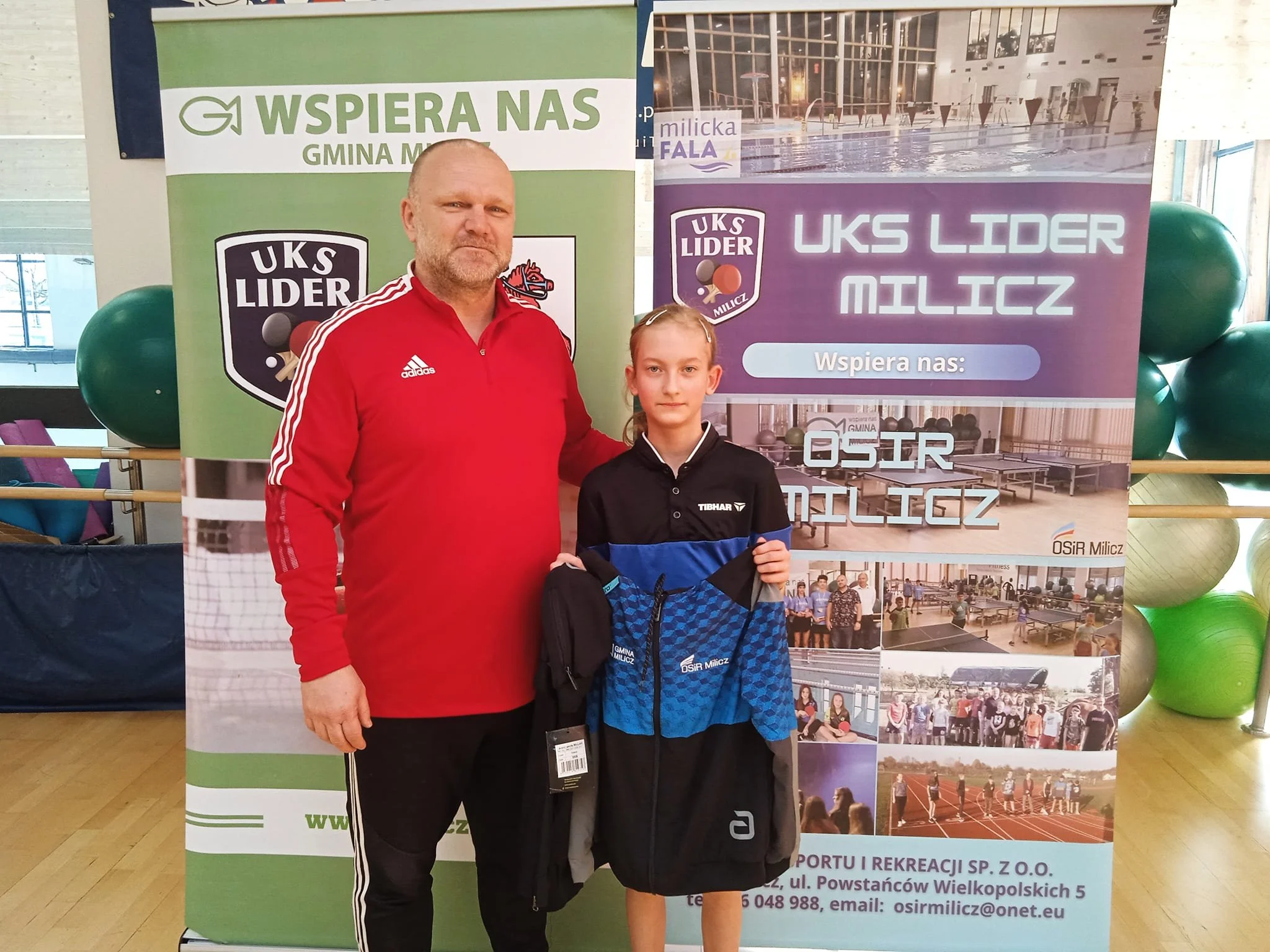 Anastazja Kalat z nagrodą od Prezesa Spółki OSiR pana Jacka Biernata