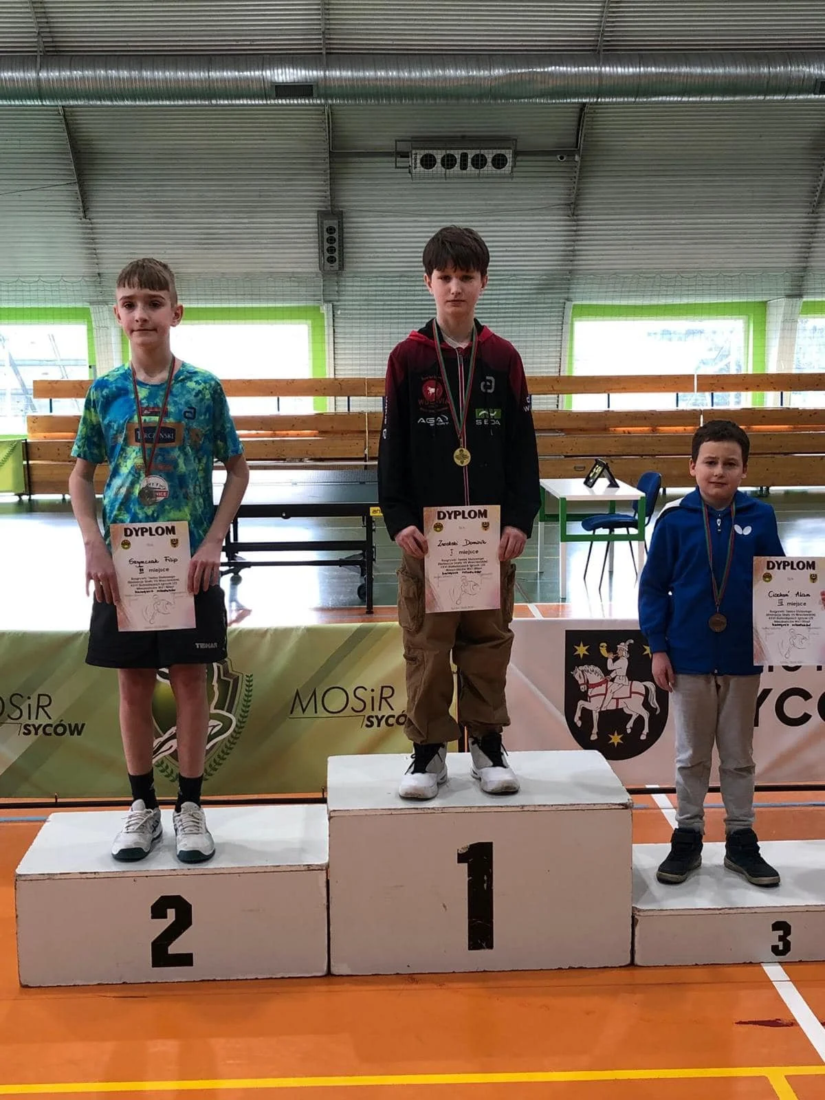 Wygrana Zosii Pawłowskiej i srebro Filipa Szymczaka w eliminacjach strefowych tenisa stołowego Ludowych Zespołów Sportowych w Sycowie !