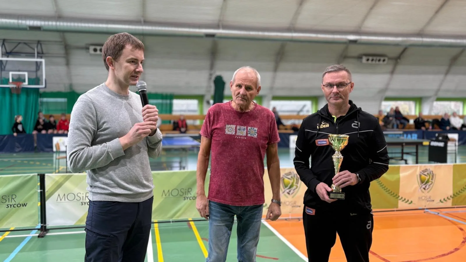      

 
   UKS “Lider” na 7 pozycji w rankingu województwa Dolno Śląskiego !   Niezwykle miły początek miało dzisiejsze otwarcie II Grand Prix Kadetów w Sycowie. Z rąk Prezesa DOZTS Kamila Skrzypczaka trener Rafał Gendera odebrał wyróżnienie przyzna