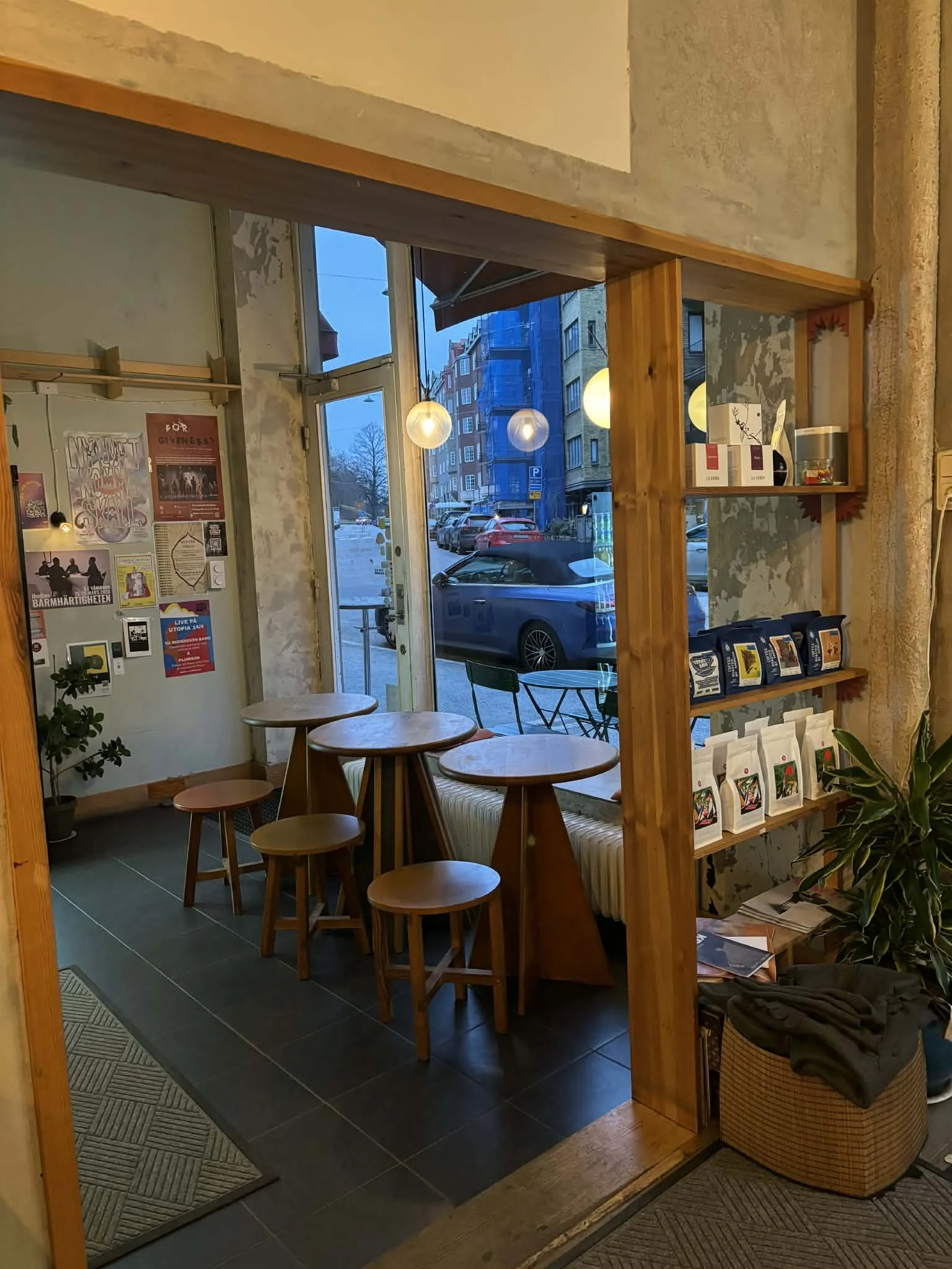 The shelves are 75x20cm, with a usable height of 48cm on two of the shelves and 32cm on the bottom shelf.