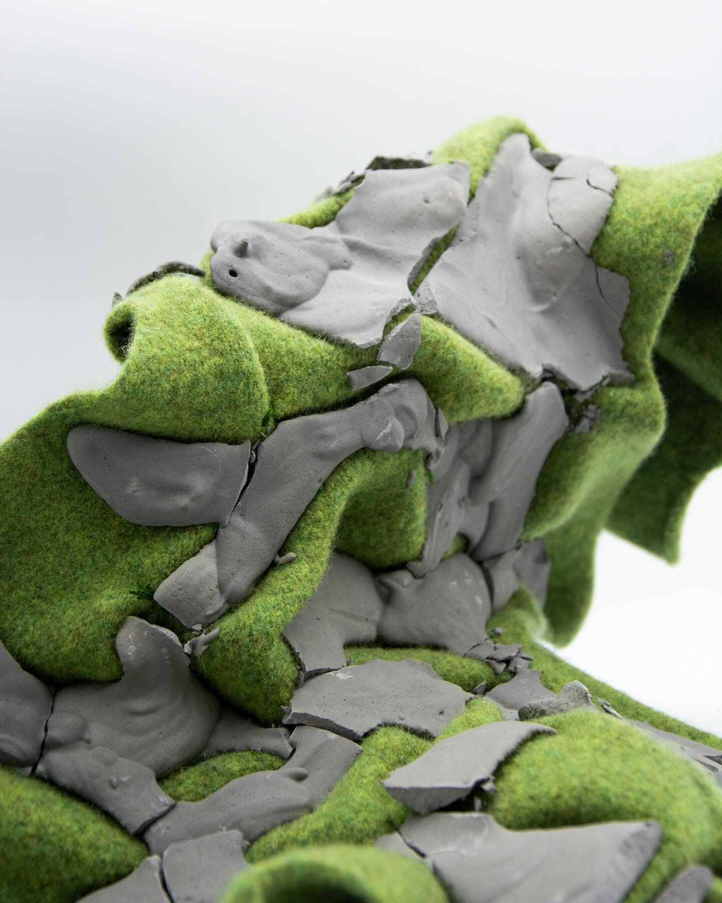 &laquo;&nbsp;Parcours&nbsp;&raquo; &OElig;uvre participative 
&nbsp;
Cette &oelig;uvres textiles complexe offre un regard saisissant sur le parcours des personnes faisant partie de la neurodiversit&eacute;. Chaque segment d&eacute;voile subtilement l