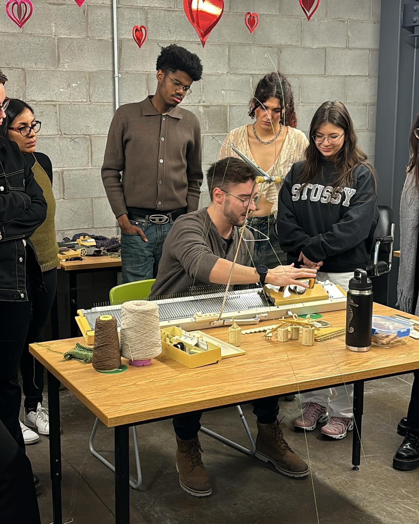 Cette semaine, j&rsquo;ai eu l&rsquo;opportunit&eacute; enrichissante de diriger un atelier d&rsquo;initiation au tricot &agrave; la machine &agrave; l&rsquo;&Eacute;cole sup&eacute;rieure de mode de l&rsquo;UQAM pour les &eacute;tudiants en design d
