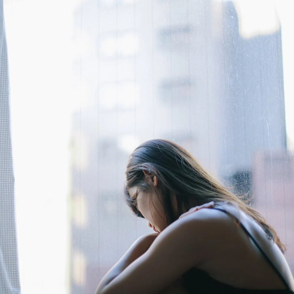 What are the signs of an insecure person? Plus, how to deal