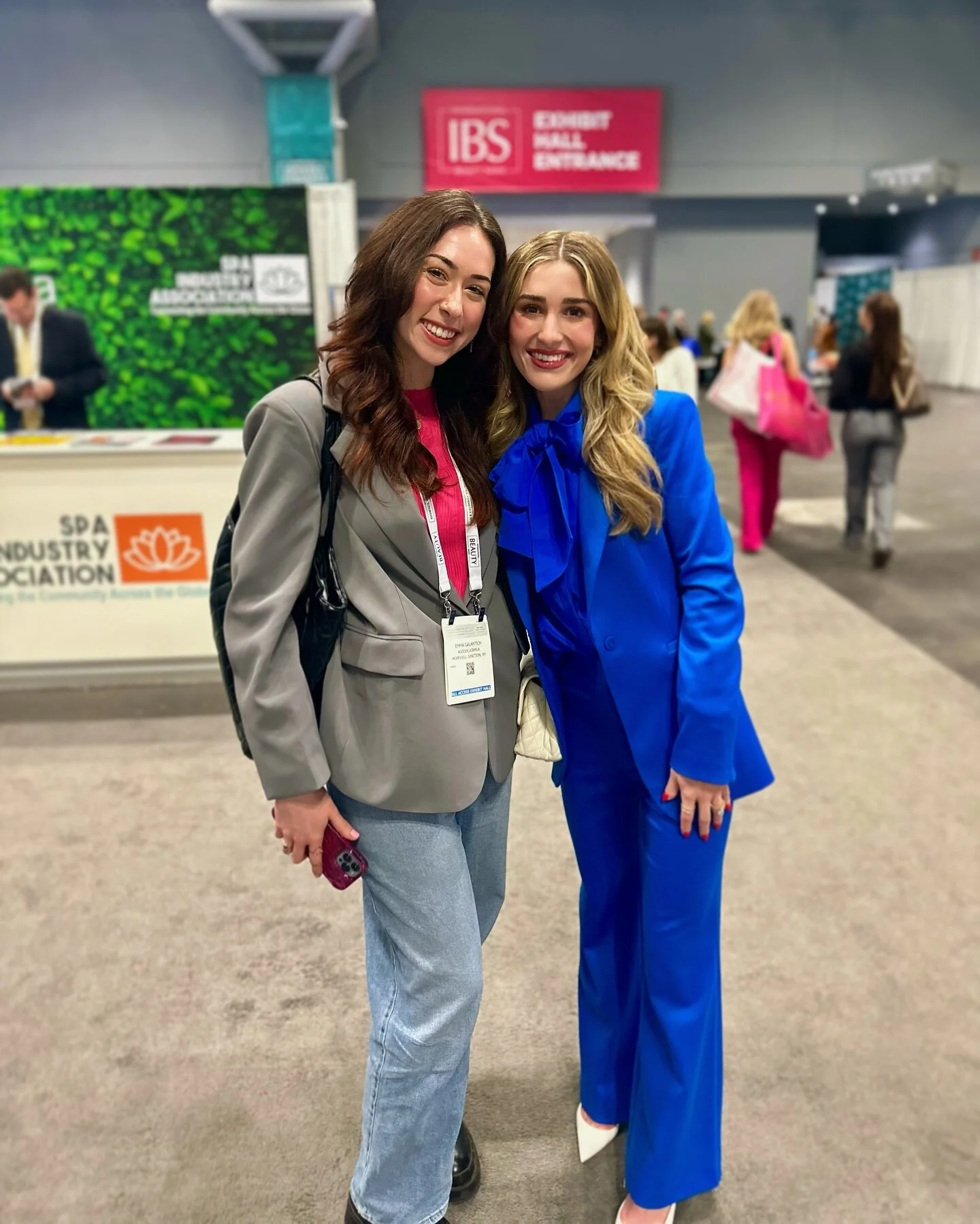 Did not expect to meet such an icon today!!!💙💙 @thedallasaesthetician you&rsquo;re the sweetest soul, it was a dream meeting you!! 

INTERNATIONAL BEAUTY SHOW : DAY 1 🧖🏼&zwj;♀️

&bull;
&bull;
&bull;
&bull;
&bull;
&bull;
International Beauty Show.