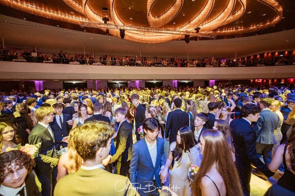 Menschen bei einer großen formellen Feier im Ballsaal eines Hotels oder Veranstaltungsortes.