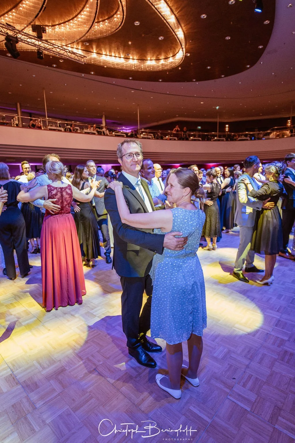 Tanzpaar auf einer Tanzveranstaltung im elegant beleuchteten Ballsaal