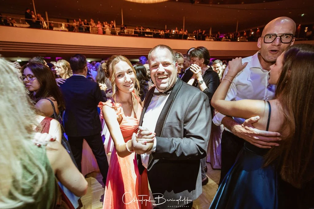 Menschen tanzen und feiern auf einer Party oder Gala im festlichen Ambiente.
