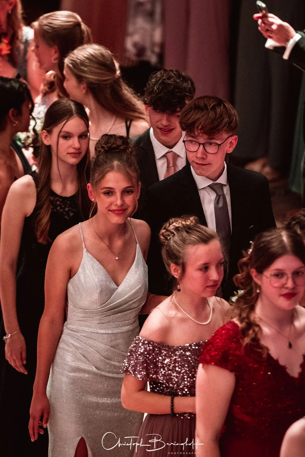 Junge Menschen in formeller Kleidung beim Ball oder festlicher Veranstaltung.
