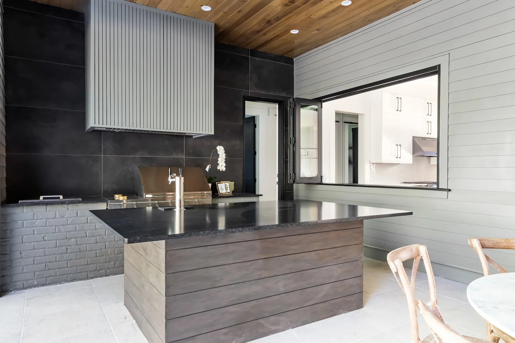  OUTDOOR LIVING  