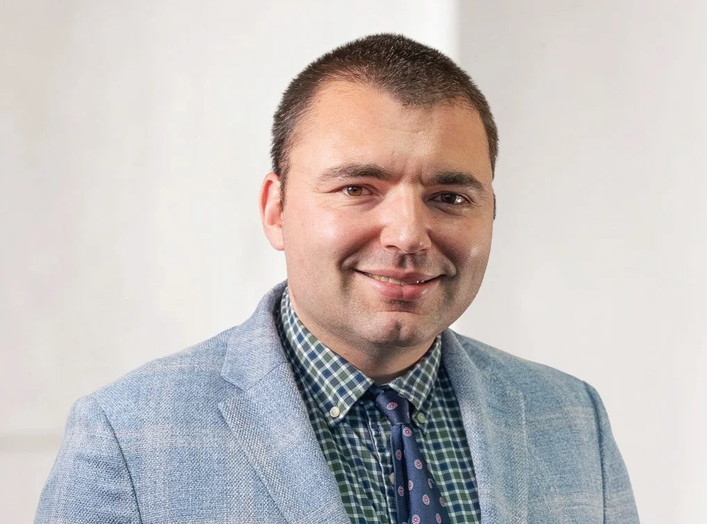 Portrait of Daniel Rosinski, Senior Associate at Baughman Kroup Bosse, on courthouse steps. 