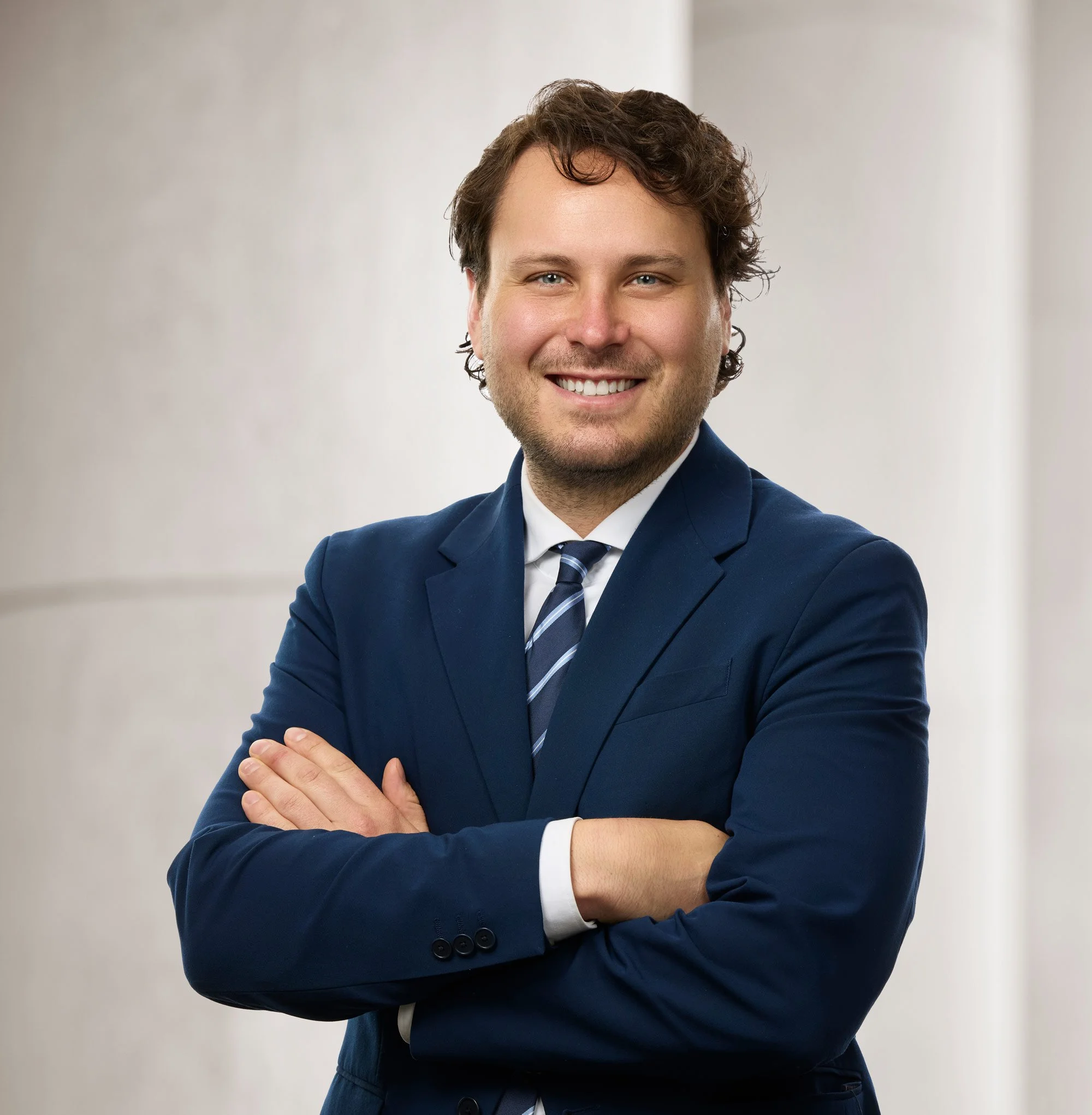 Portrait of Ian Robertson, an associate at Baughman Kroup Bosse, on courthouse steps.