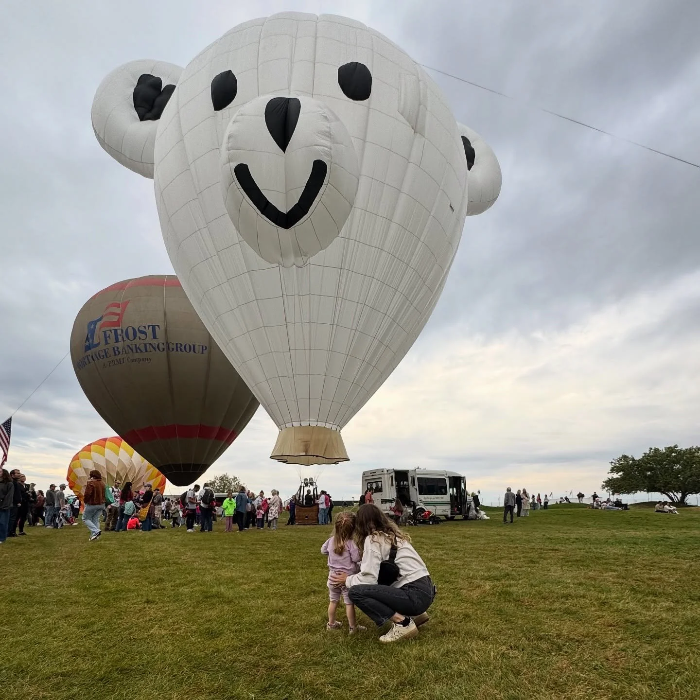 Balloon Fiesta fun with the fam! Loved getting to share this core experience from own childhood growing up in New Mexico with my nieces. Thanks to my amazing sister @cclerksengel for organizing! 🌶️

#balloonfiesta #nmtrue #burque&ntilde;aforlife