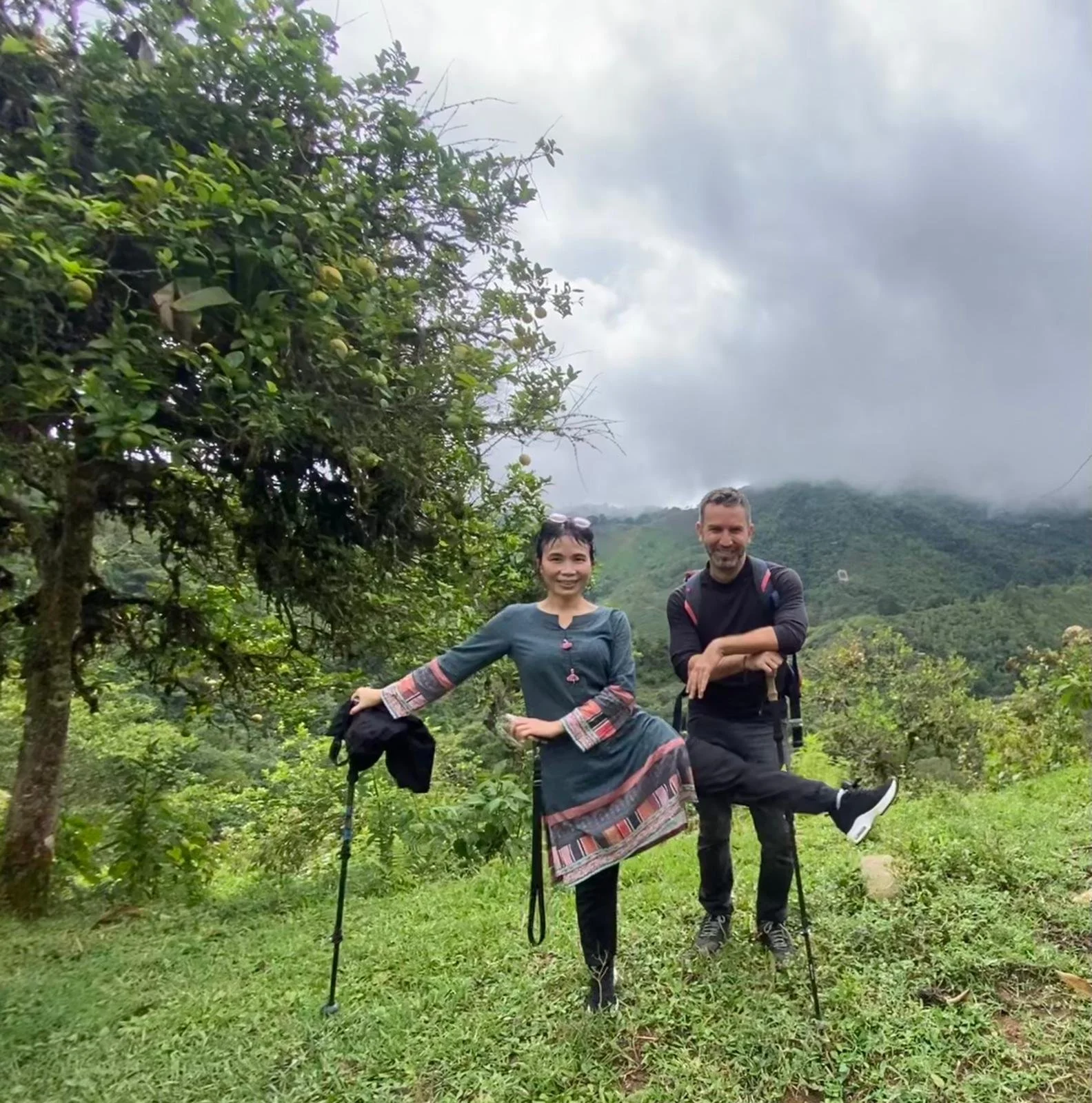 Enjoying one of our signature hikes with sweeping views of the majestic mountains of Cali, surrounded by its lush Andean cloud forest — where every step reveals fresh air, layered green valleys, and the raw beauty of Colombia’s highlands.