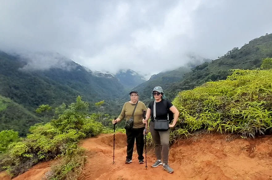 Hiking through the mountains of Parque Nacional Natural Farallones de Cali with our guest from Mexico — the ideal setting to disconnect from routine and reconnect with the peace and power of nature.