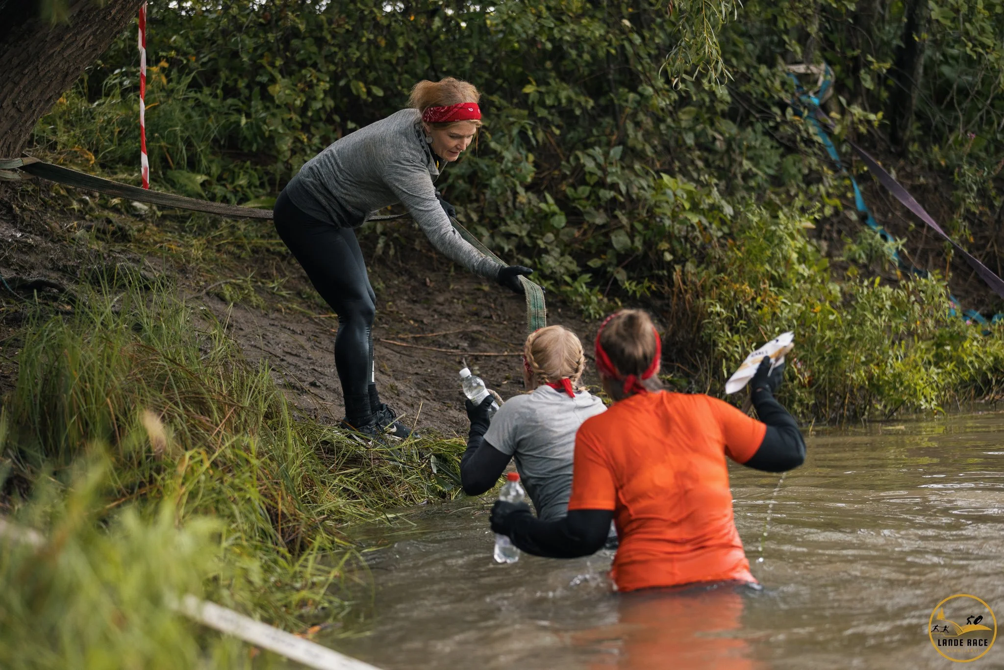 Tiimityötä suomen monipuolisimmassa estejuoksutapahtumassa Lande Race Nurmijärvessä