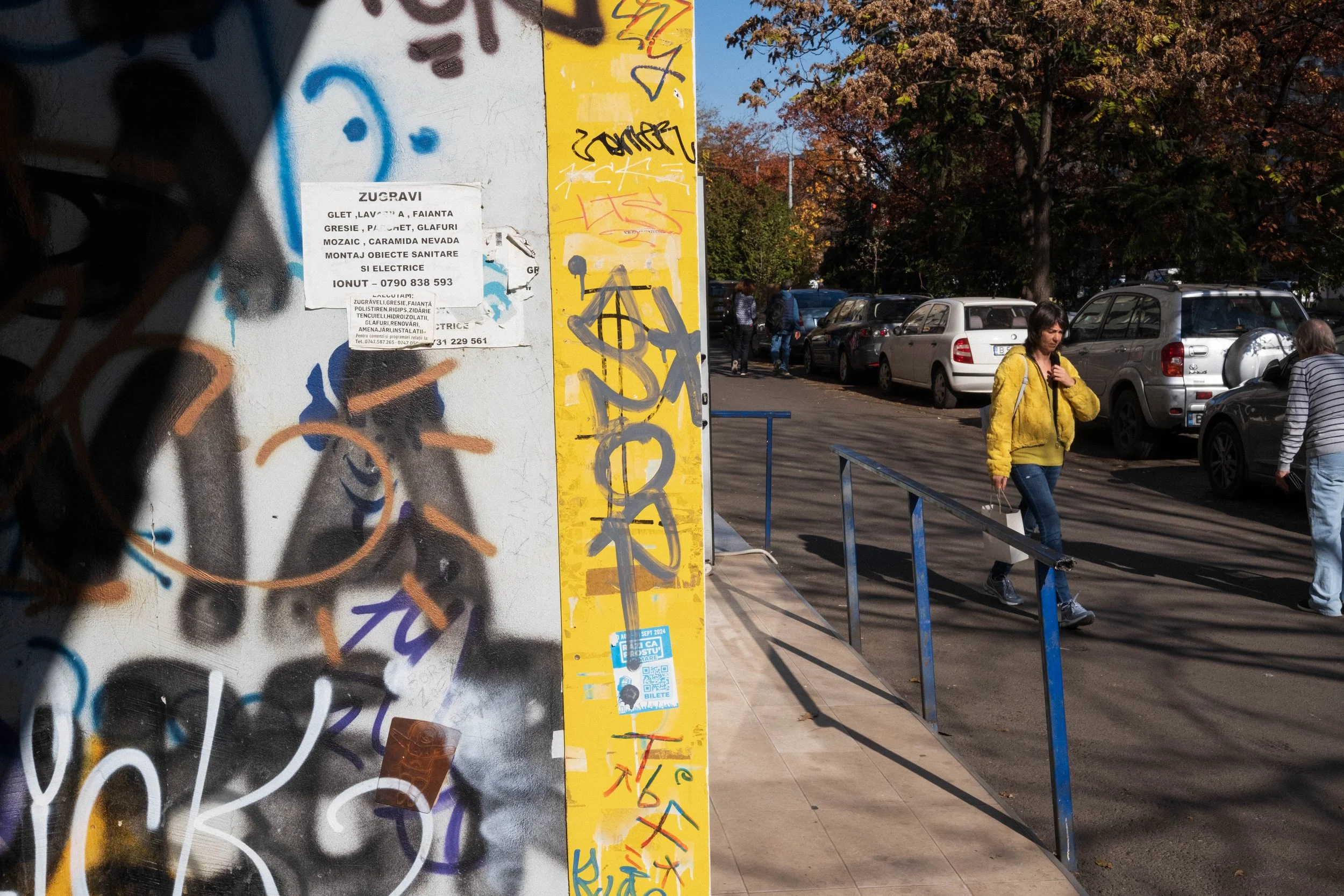 Bucharest street photo, colour matching in the Colentina neighbourhood.