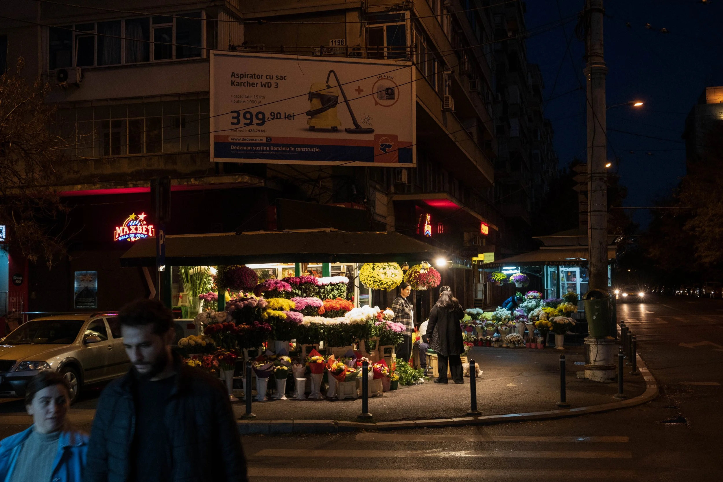 Bucharest street photo, night scene near Gara de Nord.