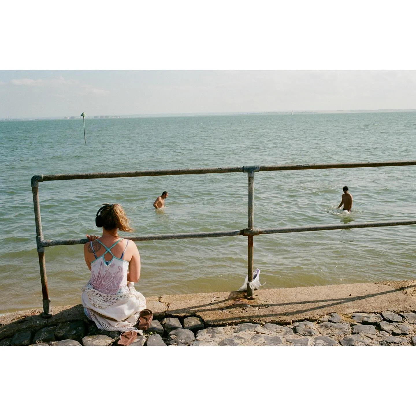 Southend-on-Sea | Jun 2025.

#southend #uk #streetphotography #streetphotographers #street_is_life #documentaryphotography #film #kodakportra400 #shotonfilm #filmisnotdead #lensculturestreets #everydayeverywhere #seaside